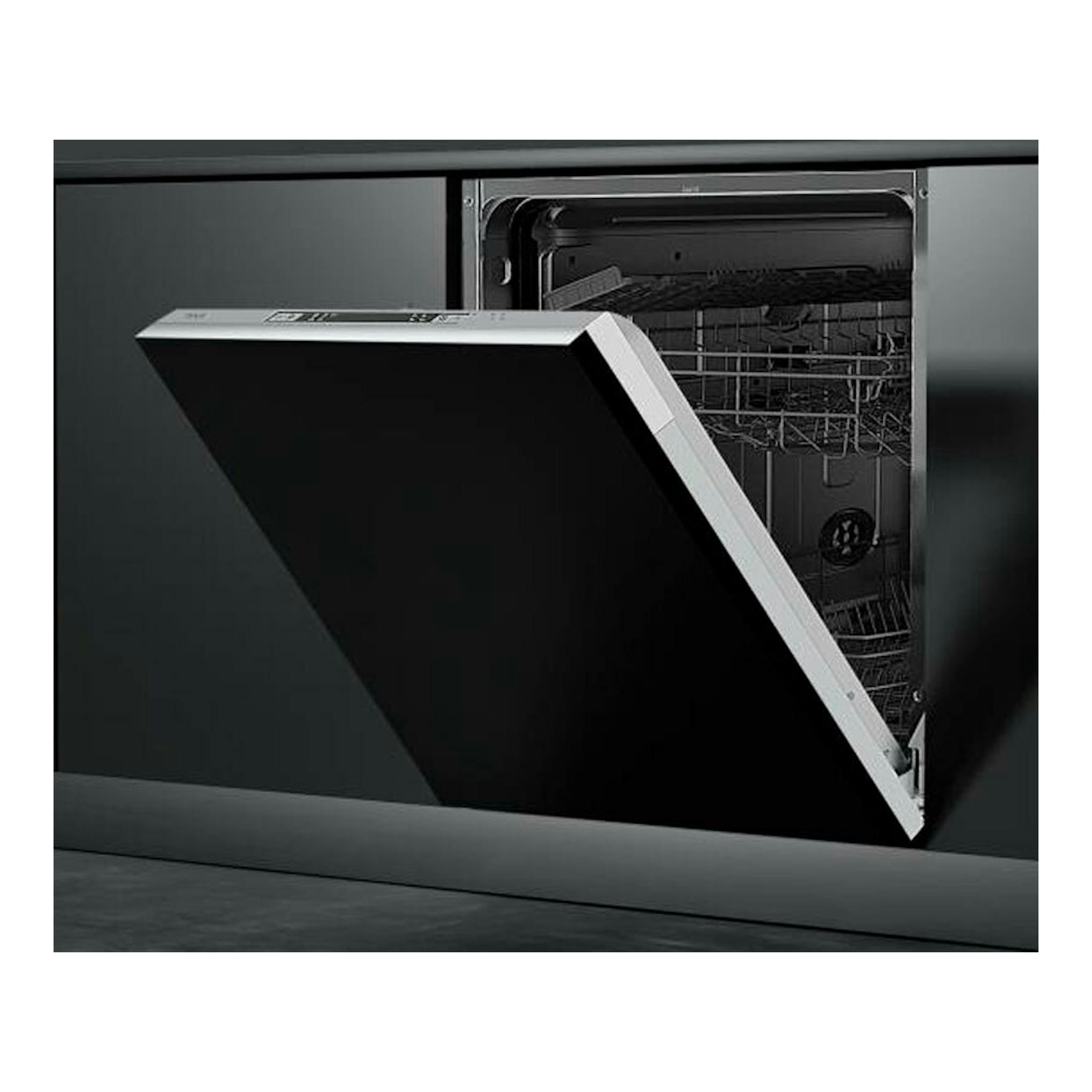 Lavavajillas integrable Teka DFI46710 WH, puerta negra abierta en cocina oscura, vista frontal.