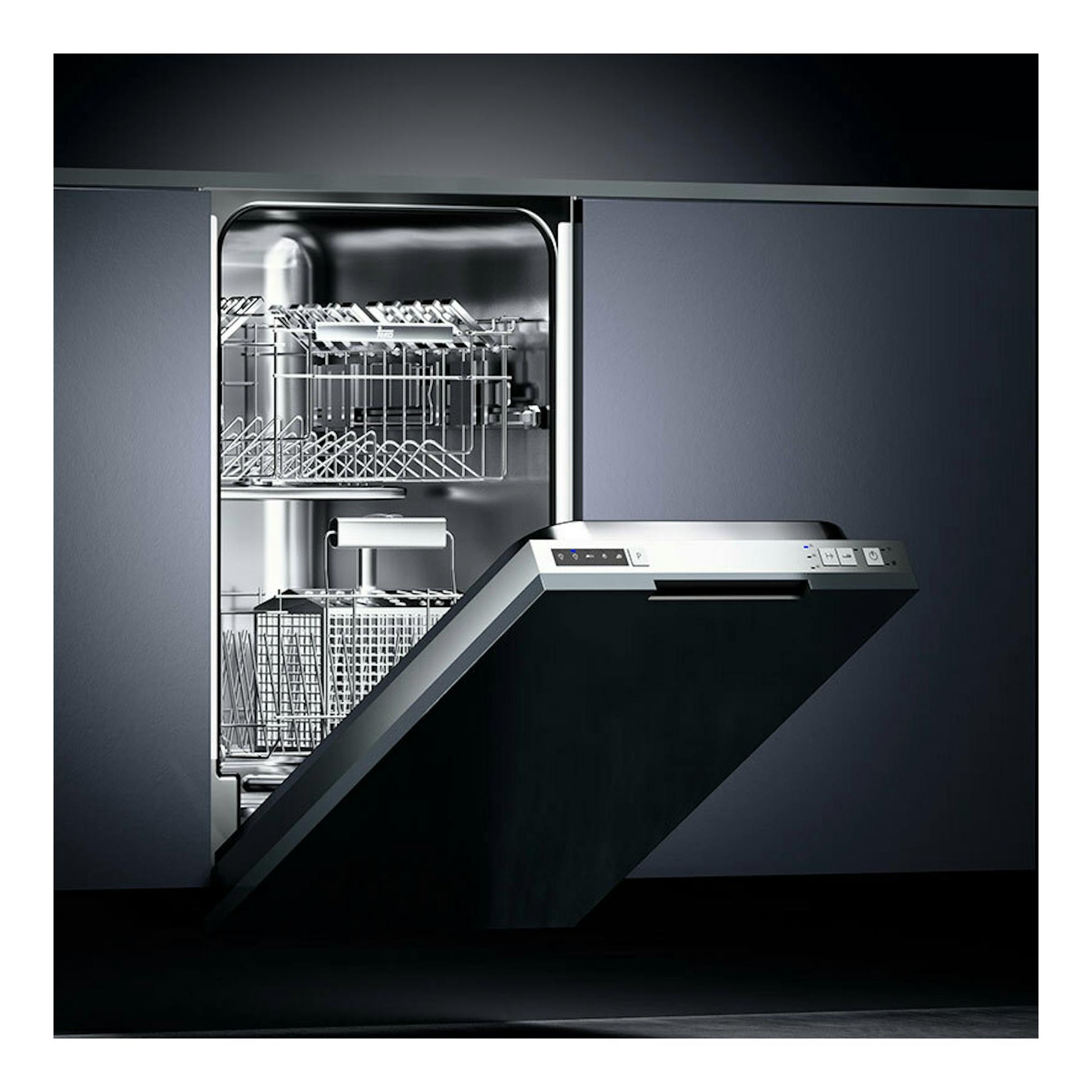 Lavavajillas integrable Teka DW840FI, frontal, negro, con puerta abierta y cestas interiores visibles.