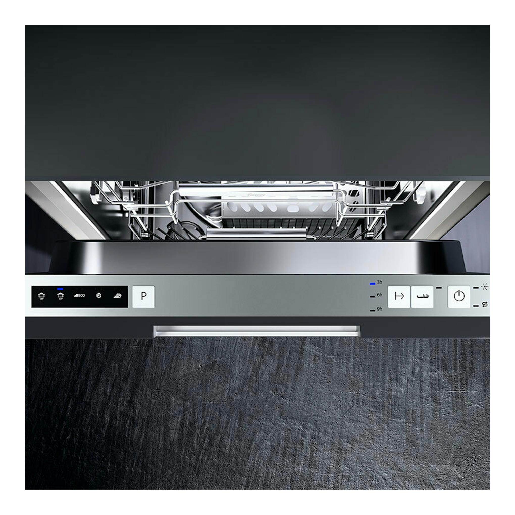 Lavavajillas integrable Teka DW840FI, frontal abierto en acero inoxidable y panel negro.