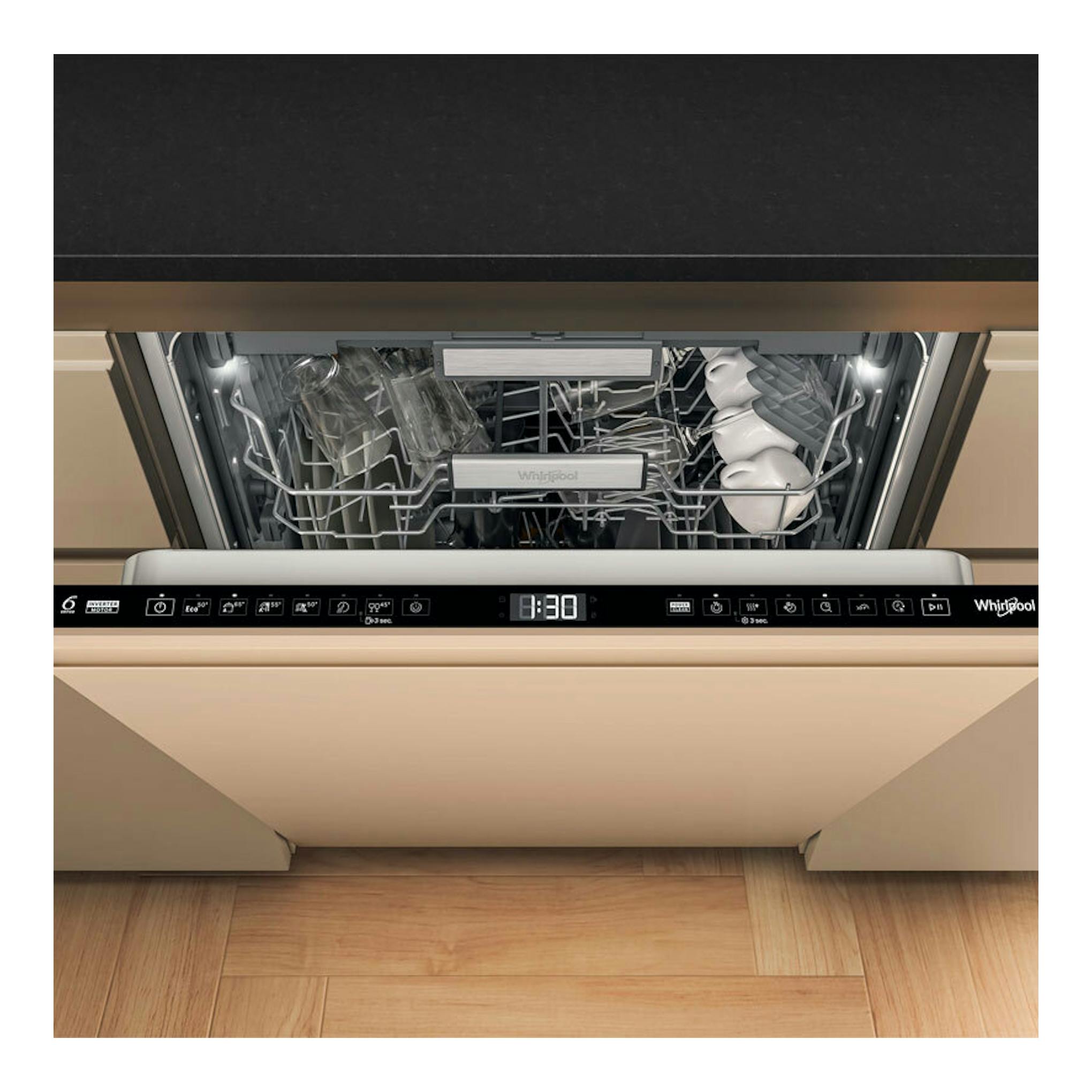 Lavavajillas integrable Whirlpool WH7IA115B2M3TUS0, puerta abierta, con cestas y vajilla dentro.