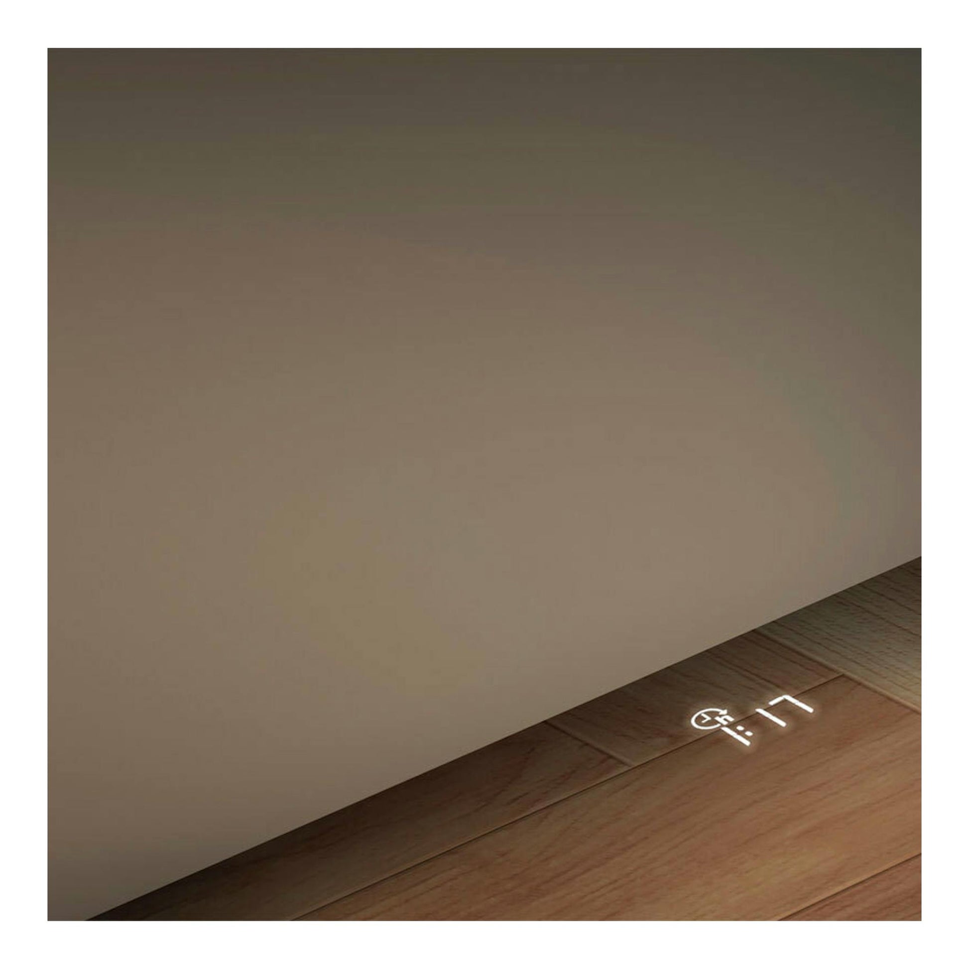 Lavavajillas integrable Whirlpool WH7IA115B2M3TUS0, panel blanco, vista frontal parcial sobre suelo de madera.