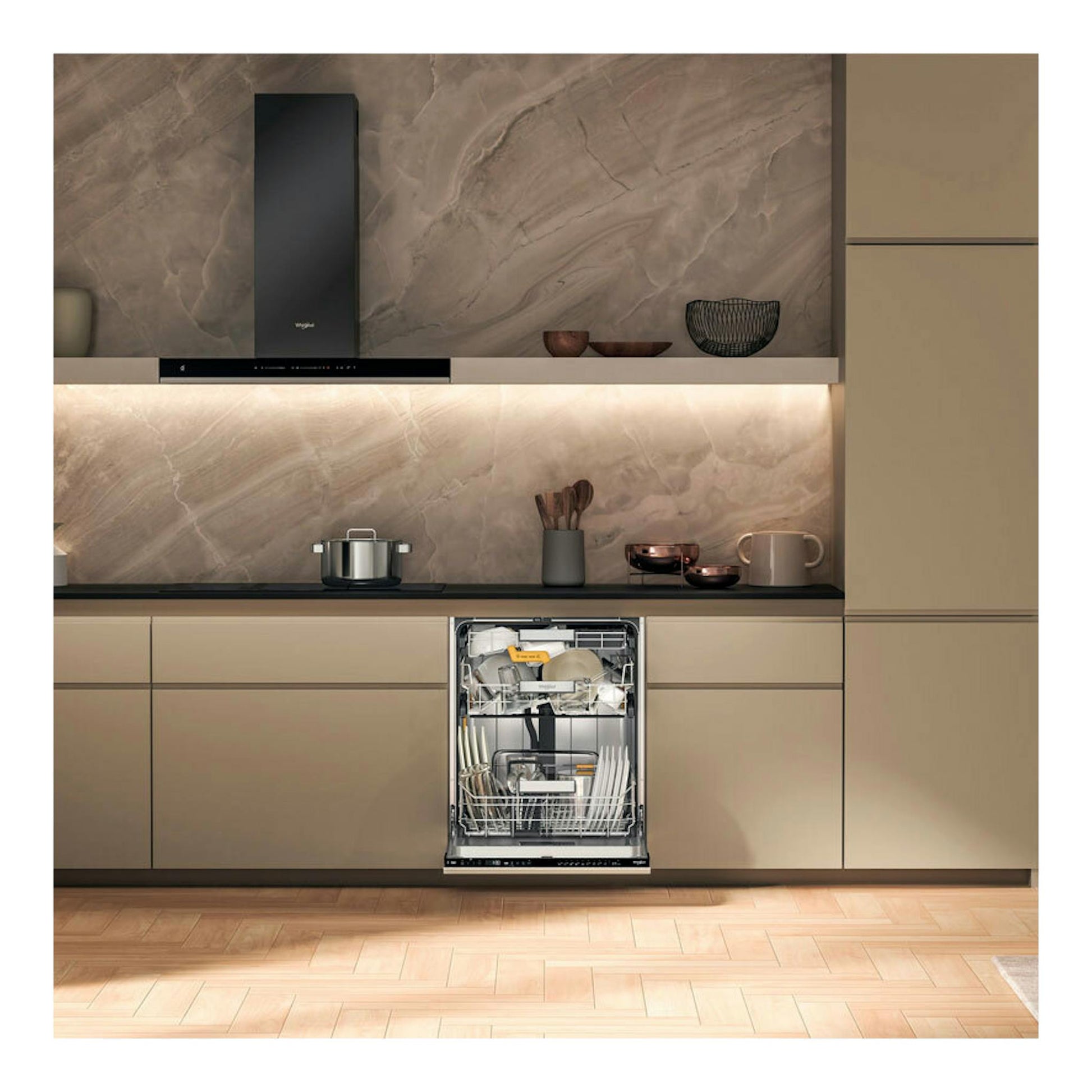 Lavavajillas integrable Whirlpool WH8IA15AM6L0 de 60 cm, abierto, con cestos visibles en cocina beige.