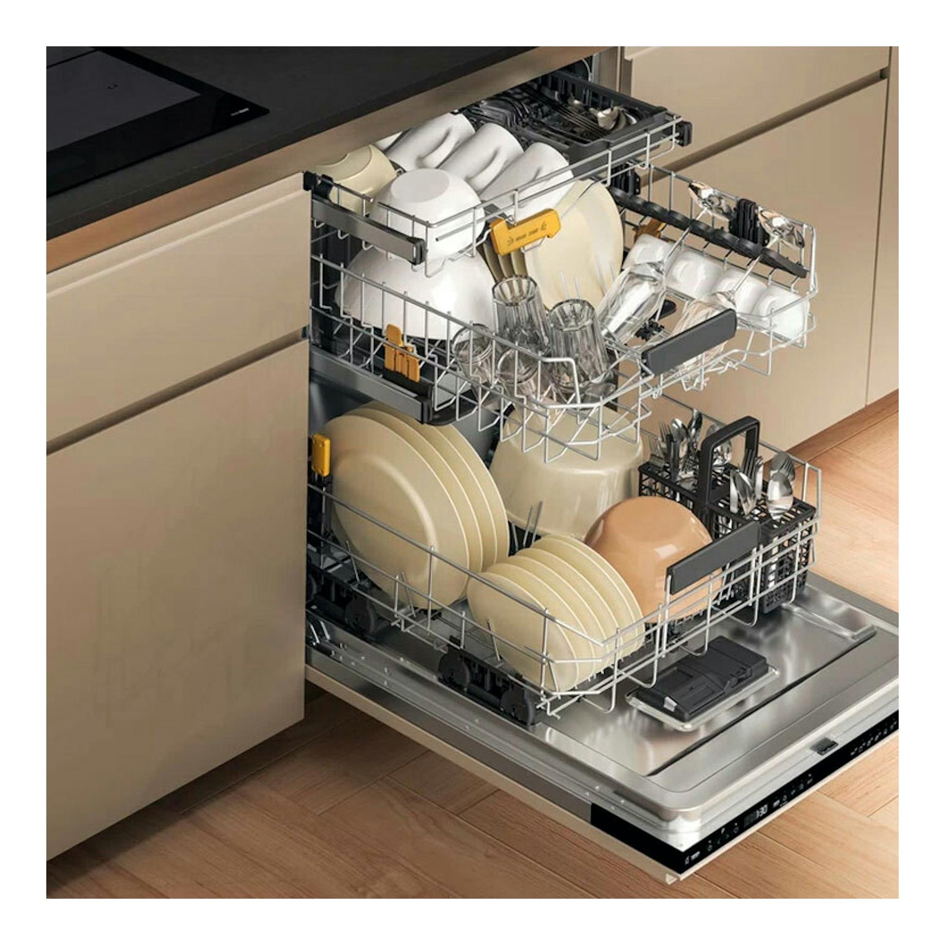 Lavavajillas integrable Whirlpool WH8IPB14AM6L0 de 60 cm, puerta abierta con cestas y vajilla beige.