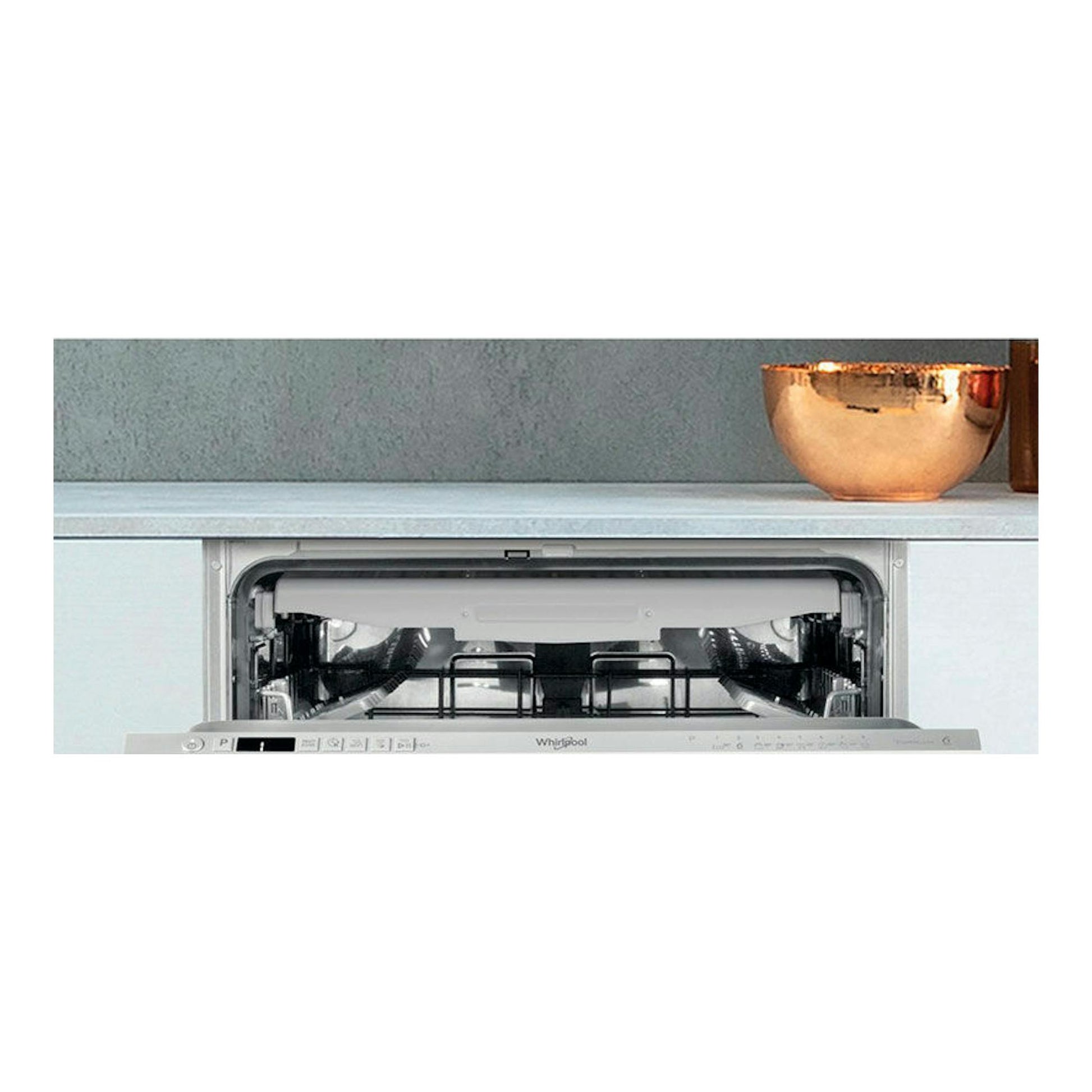 Lavavajillas integrable Whirlpool WI7020PF blanco, con la puerta abierta y los cestos visibles.