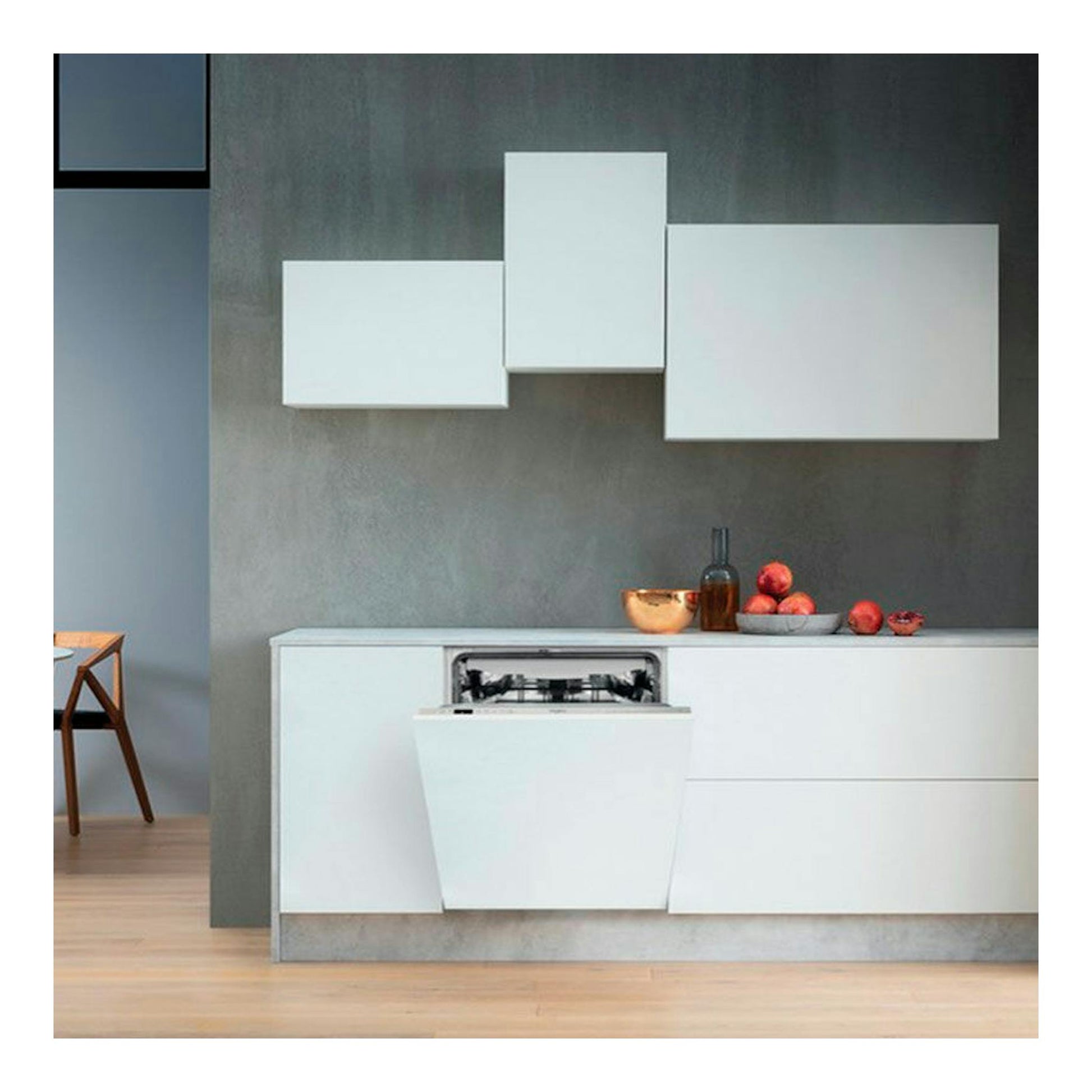 Lavavajillas integrable Whirlpool WI7020PF de 60 cm, blanco, empotrado y abierto en cocina moderna, vista frontal.