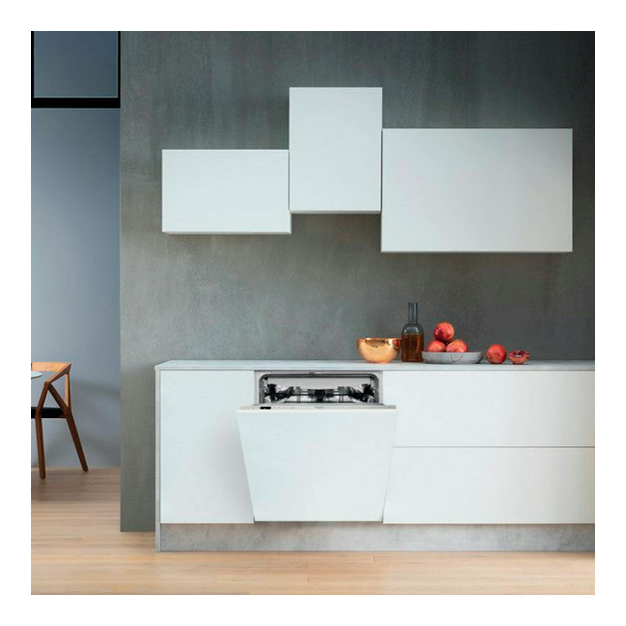 Lavavajillas integrable Whirlpool WI7020PF de 60 cm, blanco, empotrado y abierto en cocina moderna, vista frontal.