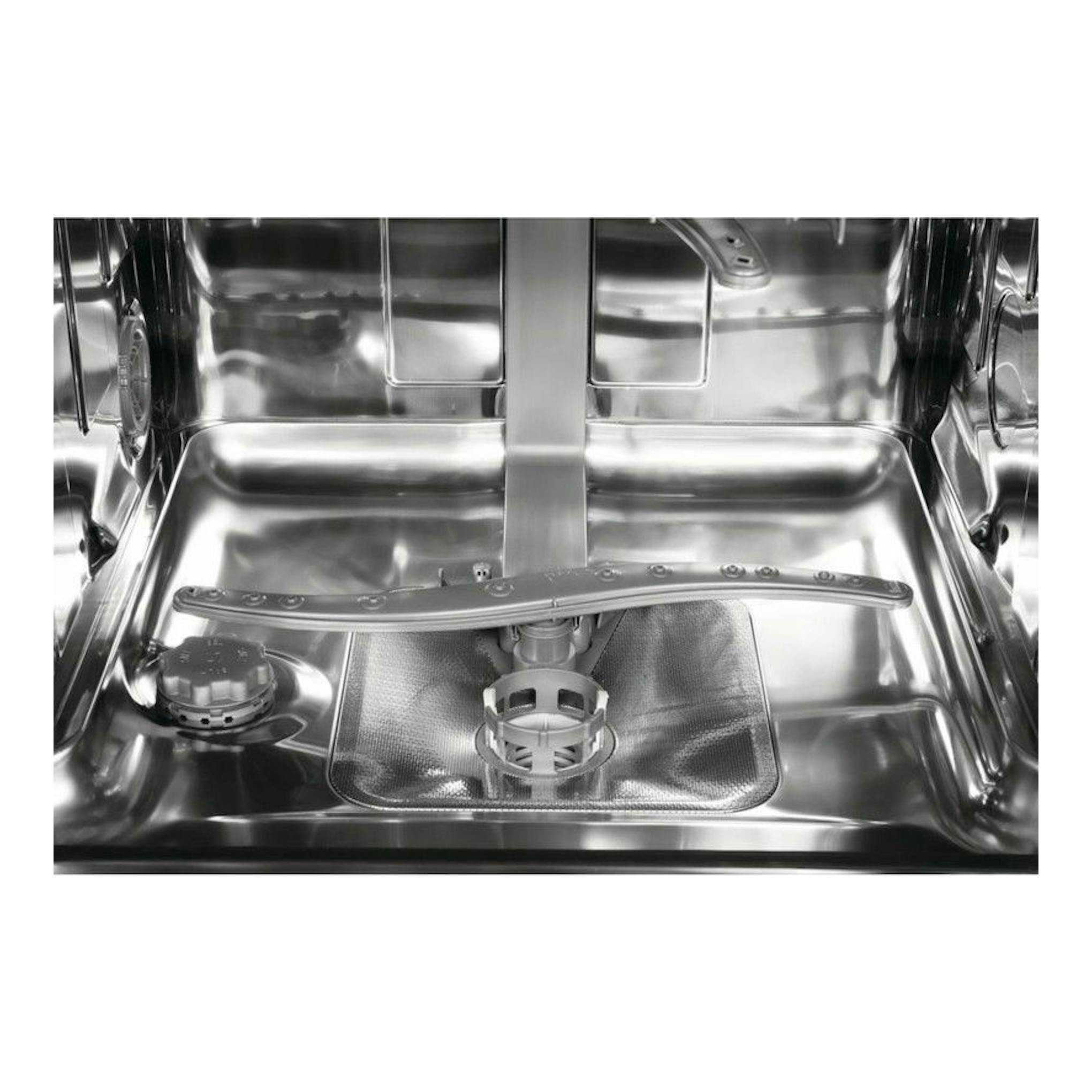Interior de lavavajillas integrable Whirlpool WRIC3C26 de acero inoxidable, con brazo rociador inferior.