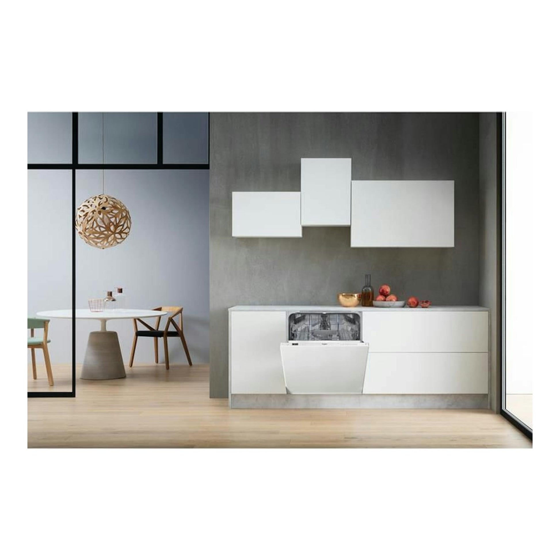 Lavavajillas integrable Whirlpool WRIC3C26 blanco, vista frontal, instalado bajo encimera en cocina moderna.