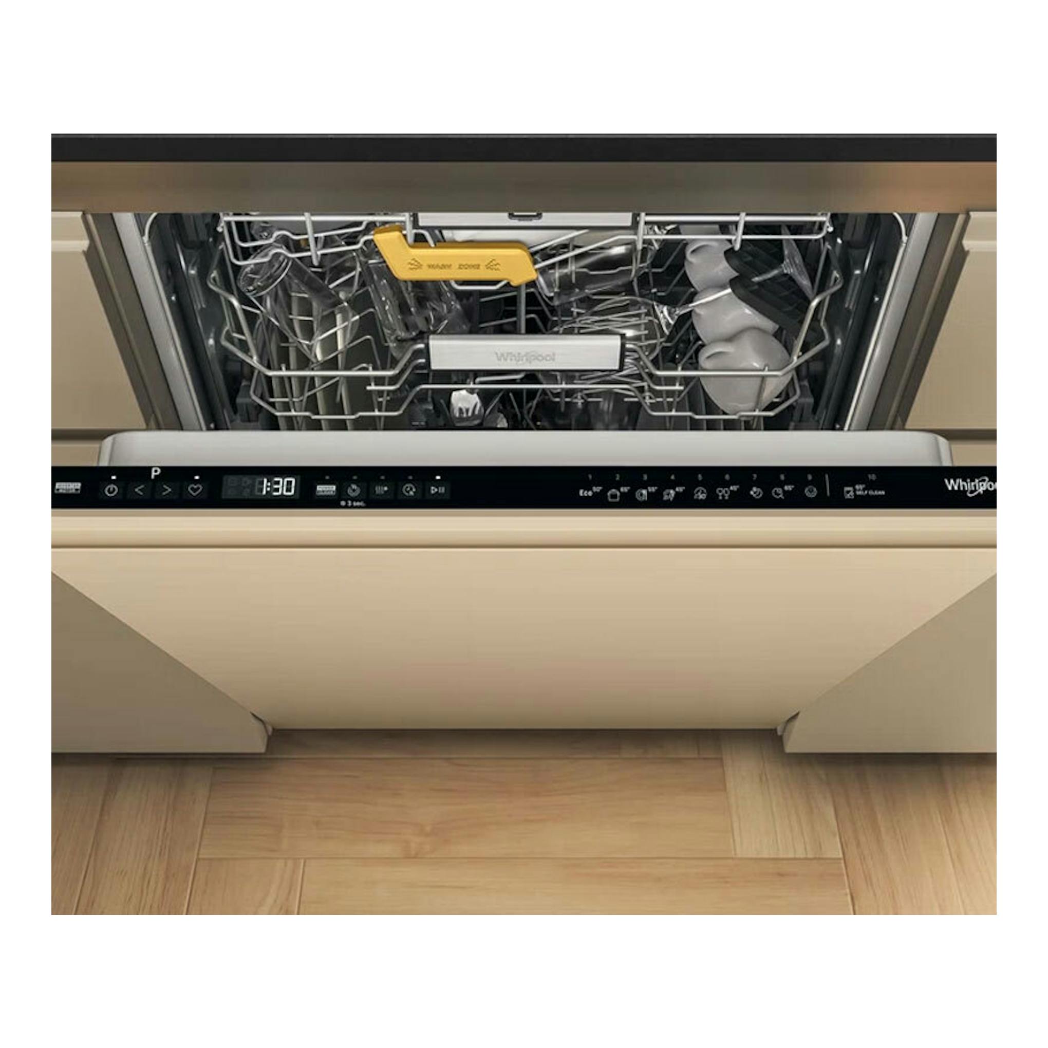 Lavavajillas integrable Whirlpool W8I HP42 LSC beige, con puerta abierta y cestas visibles, vista frontal.