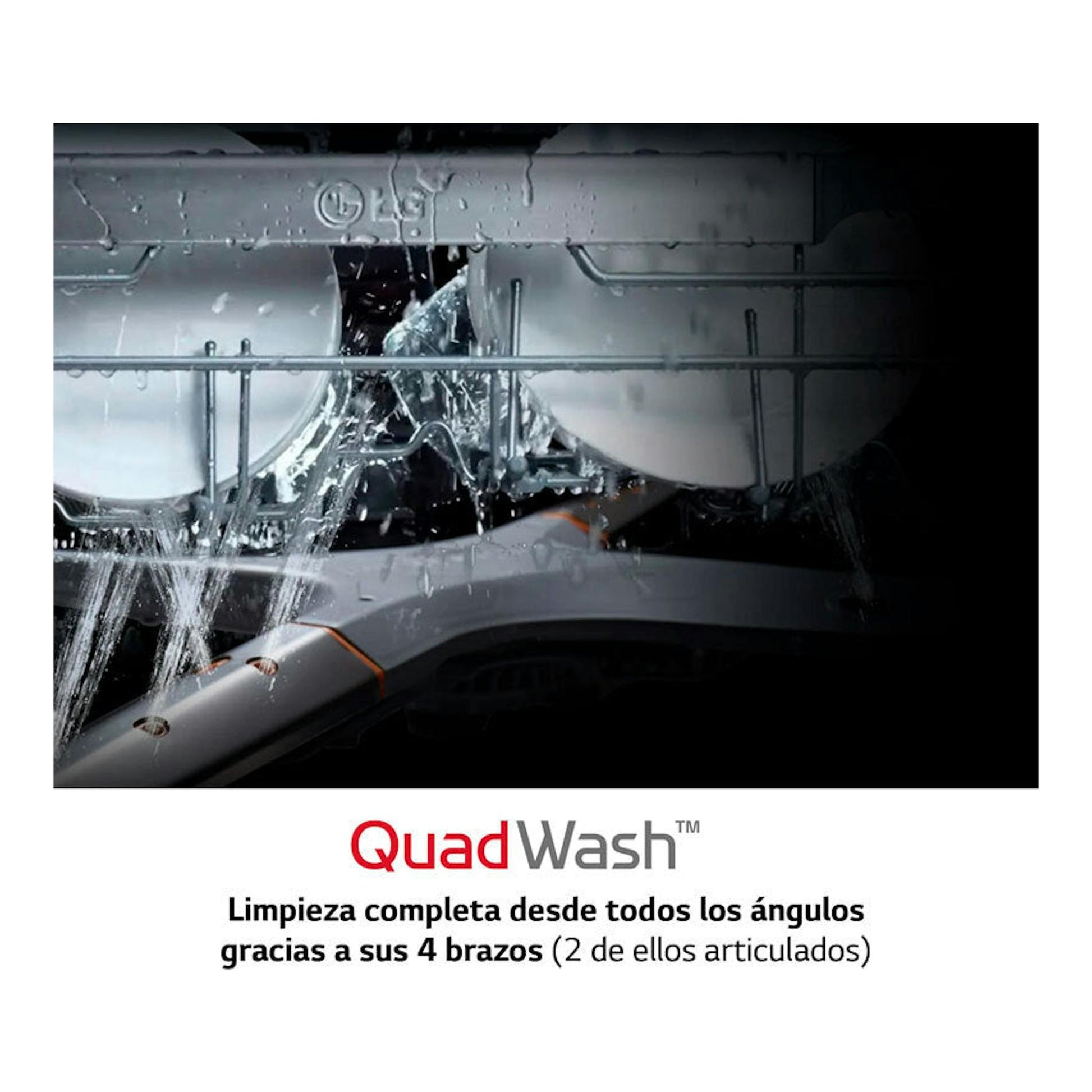 Interior de lavavajillas LG DF242FP en funcionamiento, con agua saliendo de los brazos QuadWash.