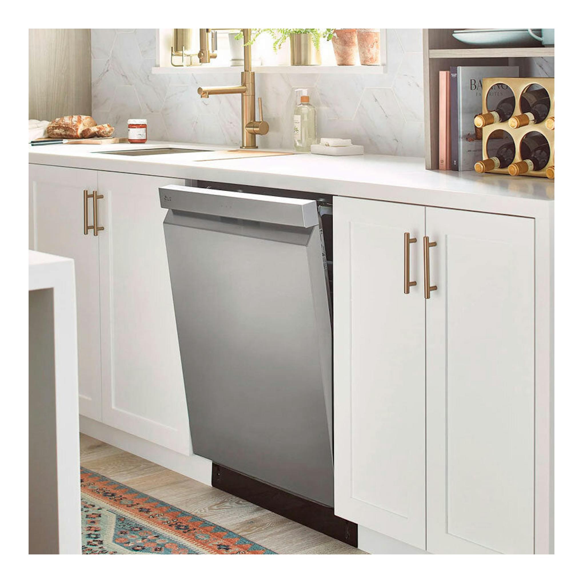 Lavavajillas LG DF242FP empotrado, frontal, en acero inoxidable, parcialmente abierto en cocina blanca.