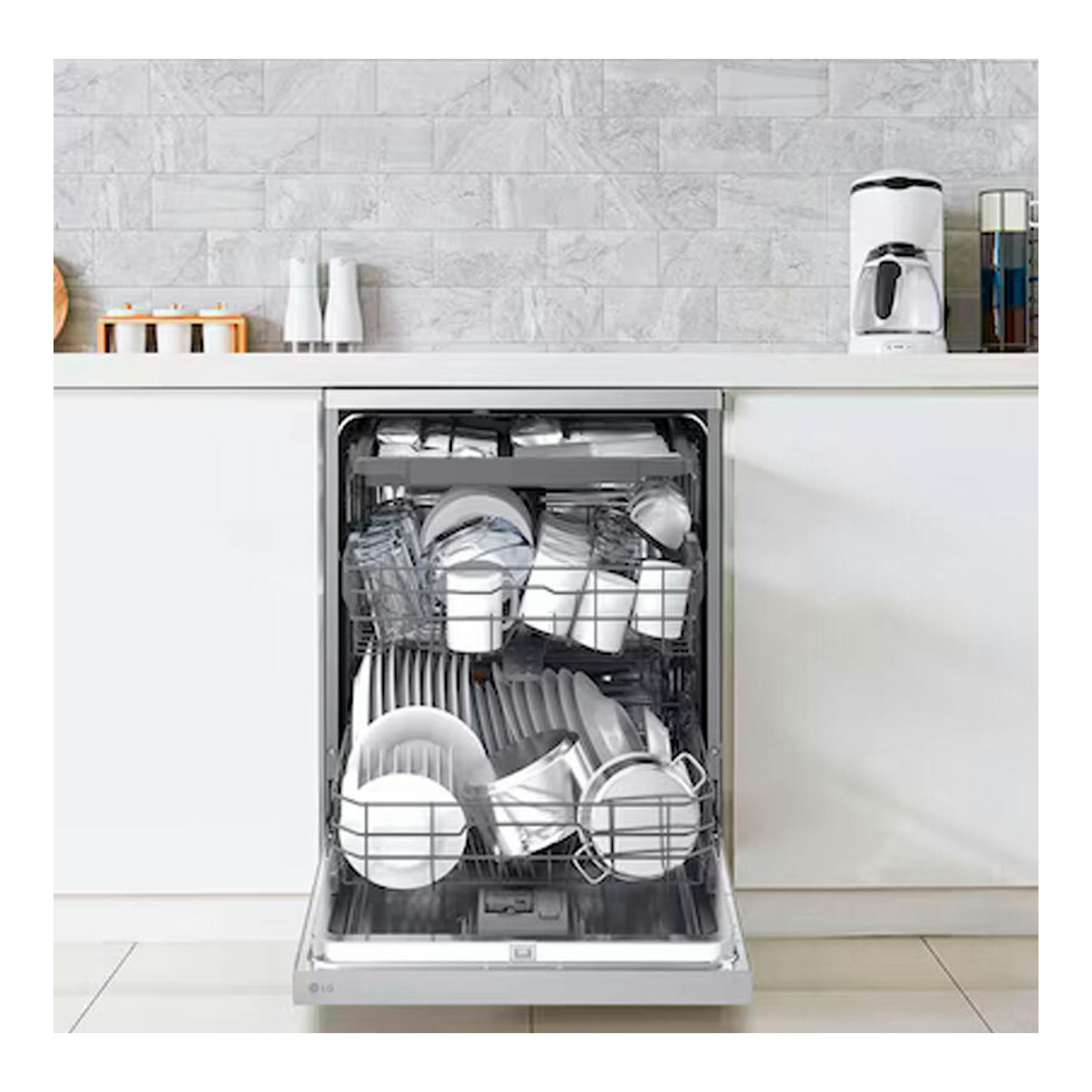 Lavavajillas LG DF273FV inox abierto, vista frontal, con cestas cargadas de vajilla en una cocina.
