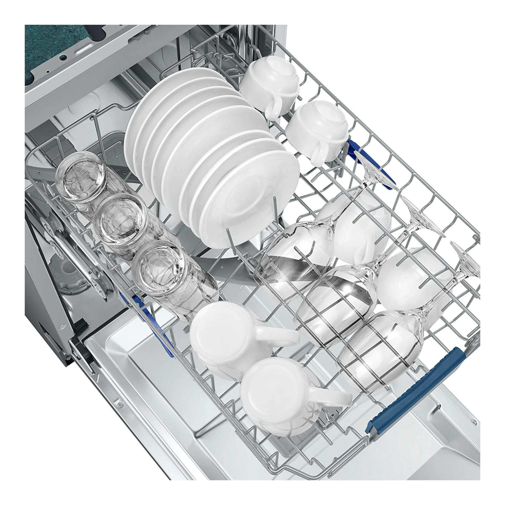 Lavavajillas Samsung DW50DG450B00ET de 45 cm, vista superior inclinada con cesta abierta y vajilla blanca.