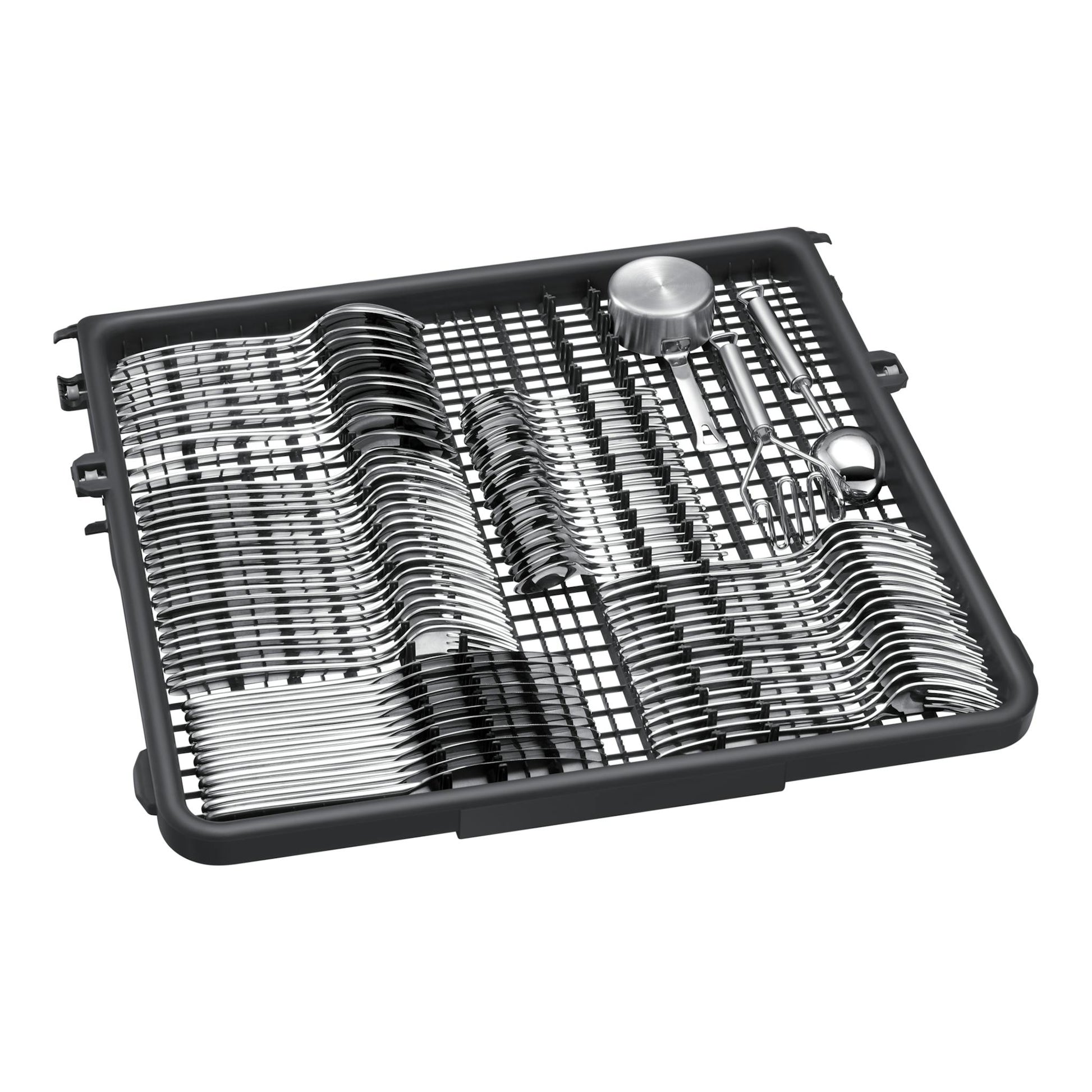 Cesta de cubiertos negra de lavavajillas, vista en ángulo, con cubiertos y utensilios de metal.