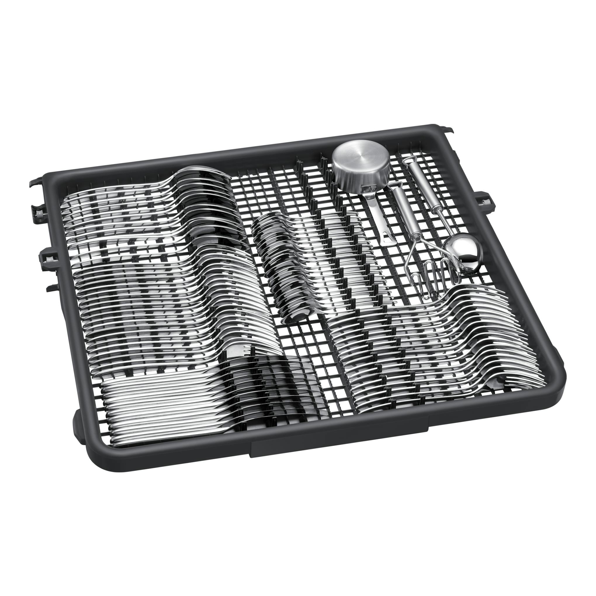 Cesta de cubiertos negra de lavavajillas, vista en ángulo, con cubiertos y utensilios de metal.