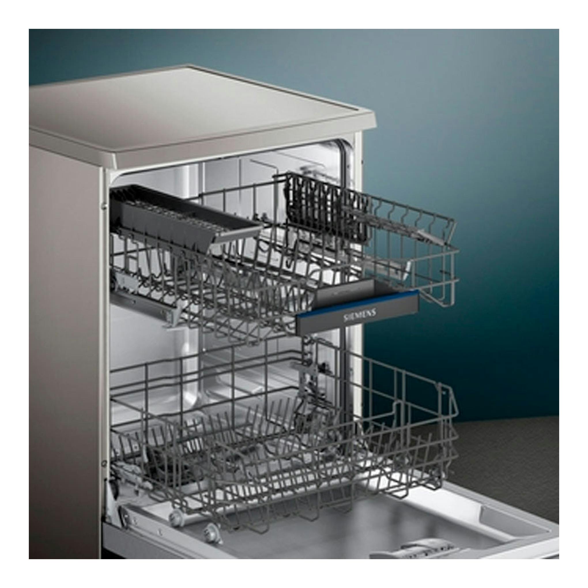 Lavavajillas Siemens SN23EI14AE de 60 cm, abierto, con cestas y bandejas extraíbles.