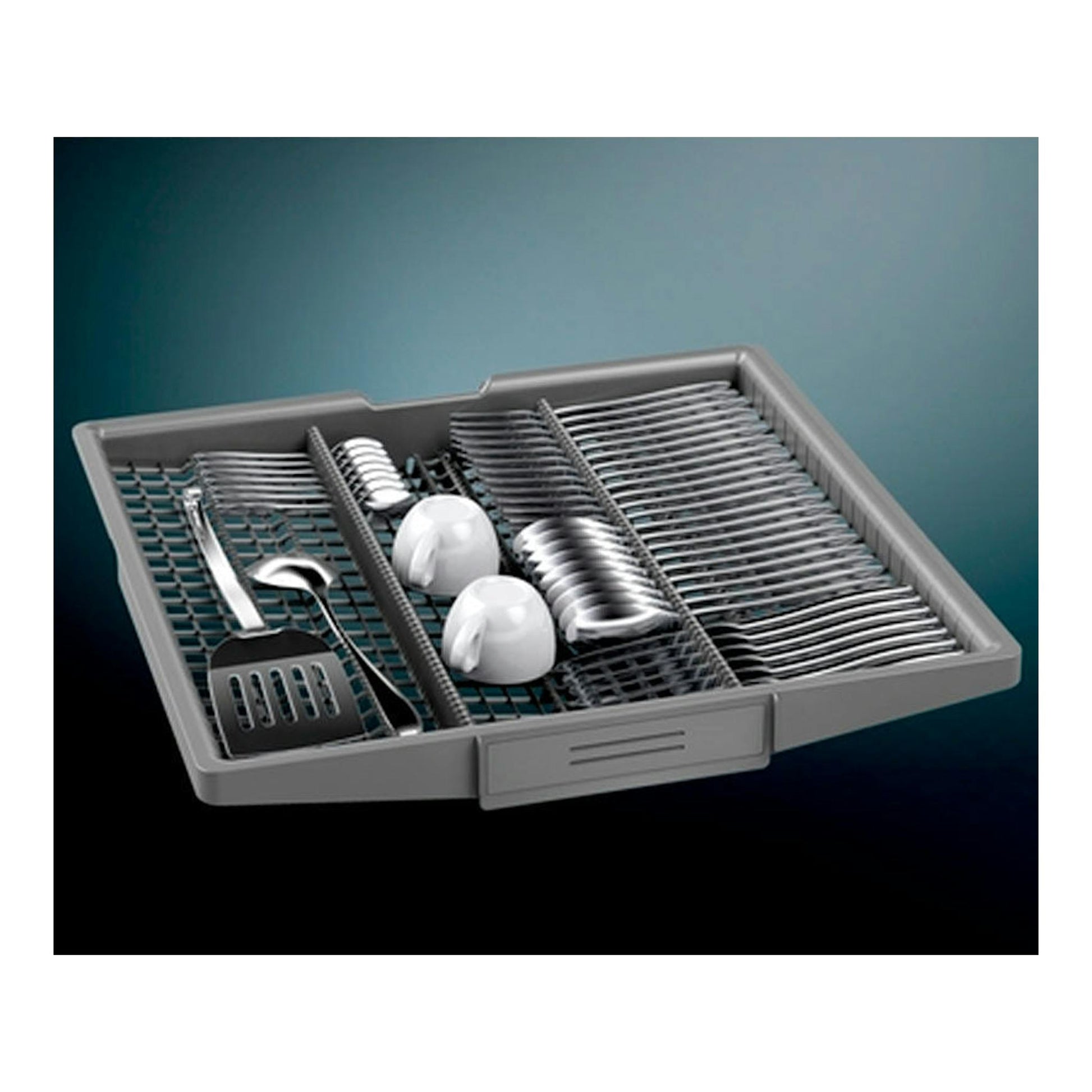 Bandeja gris para cubiertos de lavavajillas, con utensilios y tazas, vista frontal inclinada.