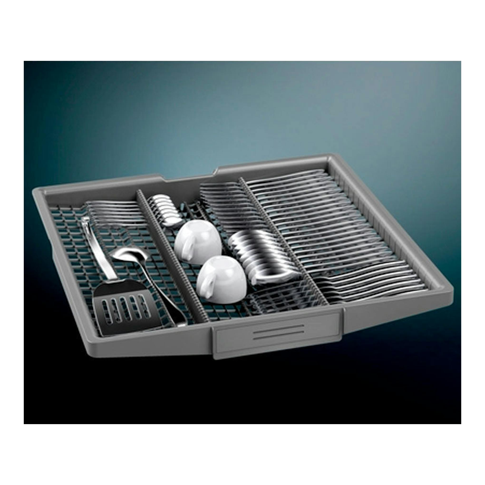 Bandeja gris para cubiertos de lavavajillas, con utensilios y tazas, vista frontal inclinada.