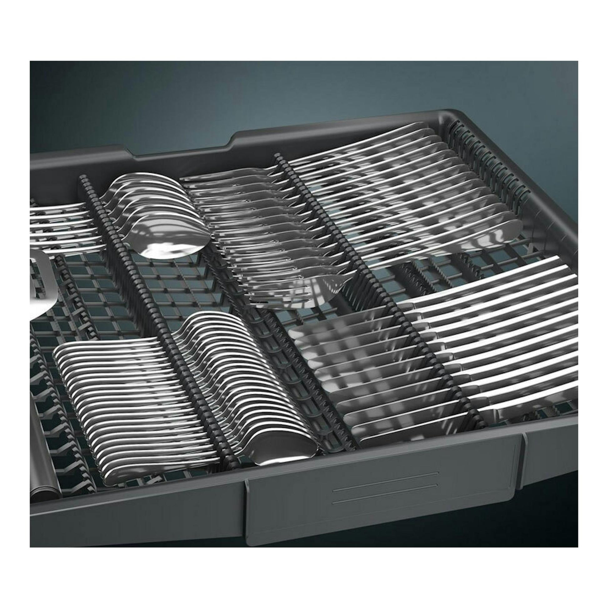 Lavavajillas Siemens SN23EW03ME, vista superior de la bandeja de cubiertos gris con cubertería plateada.