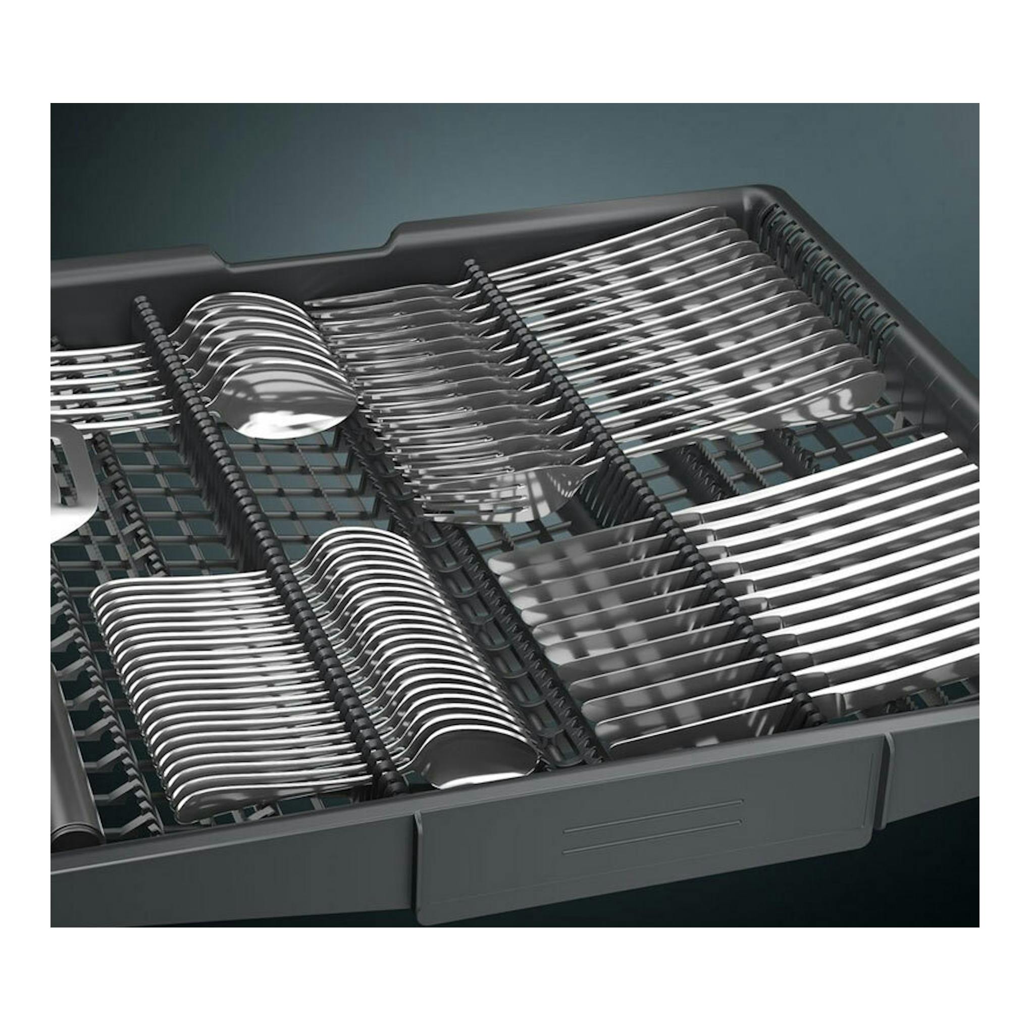 Lavavajillas Siemens SN23EW03ME, vista superior de la bandeja de cubiertos gris con cubertería plateada.