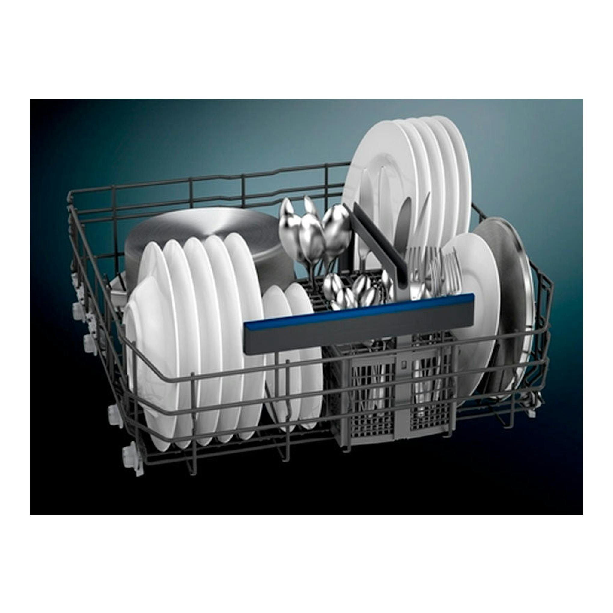 Lavavajillas Siemens SN23EW14AE, cesta inferior abierta con platos, vasos y cubertería.