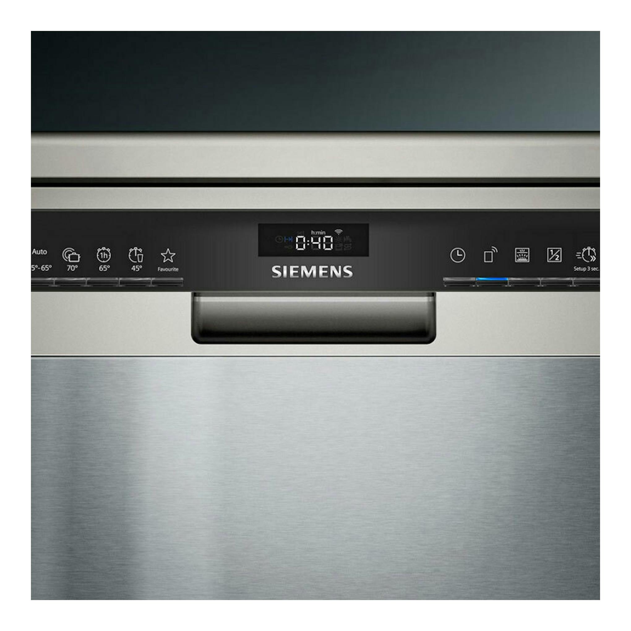 Lavavajillas Siemens SN23HI02ME de acero inoxidable, vista frontal con panel negro y display digital.