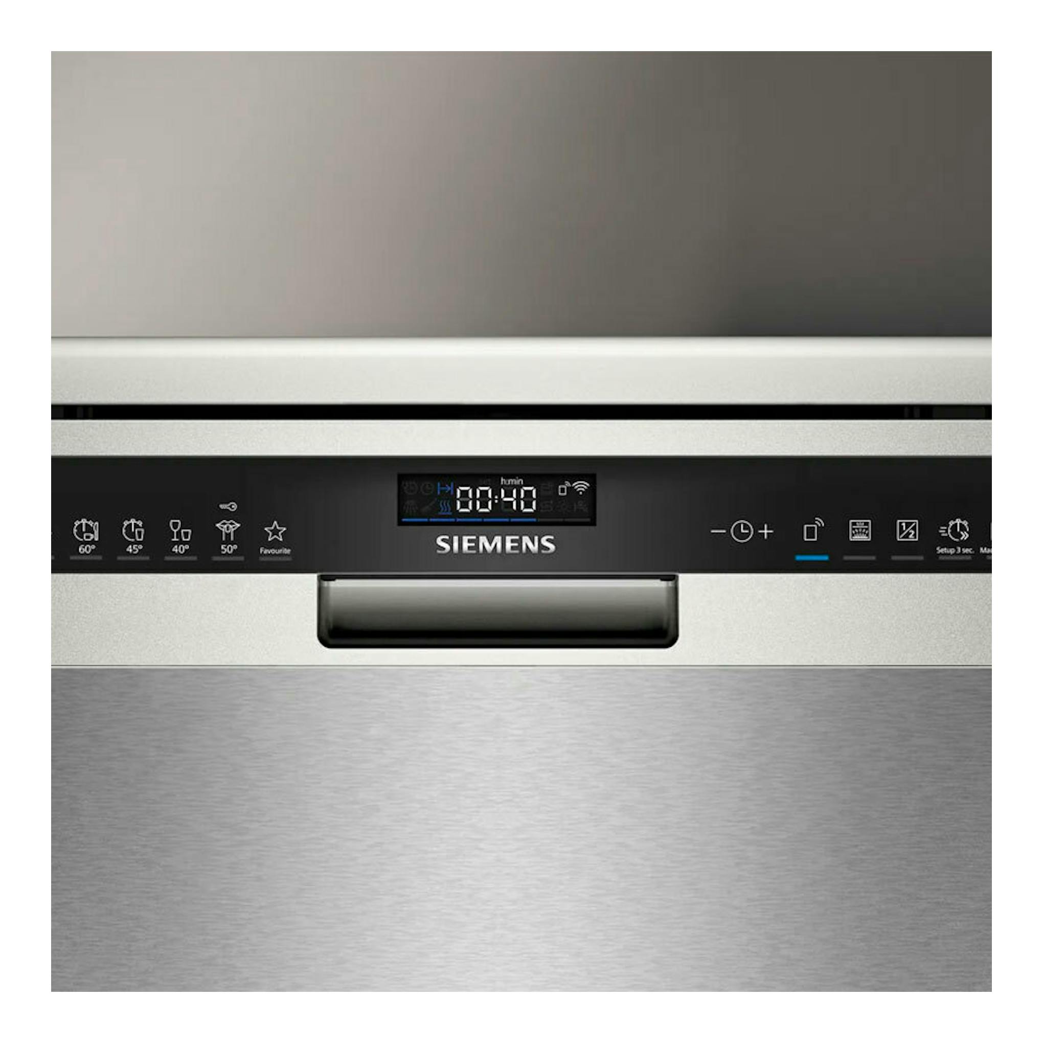 Lavavajillas Siemens SN25EI13CE de acero inoxidable, vista frontal con panel digital negro.