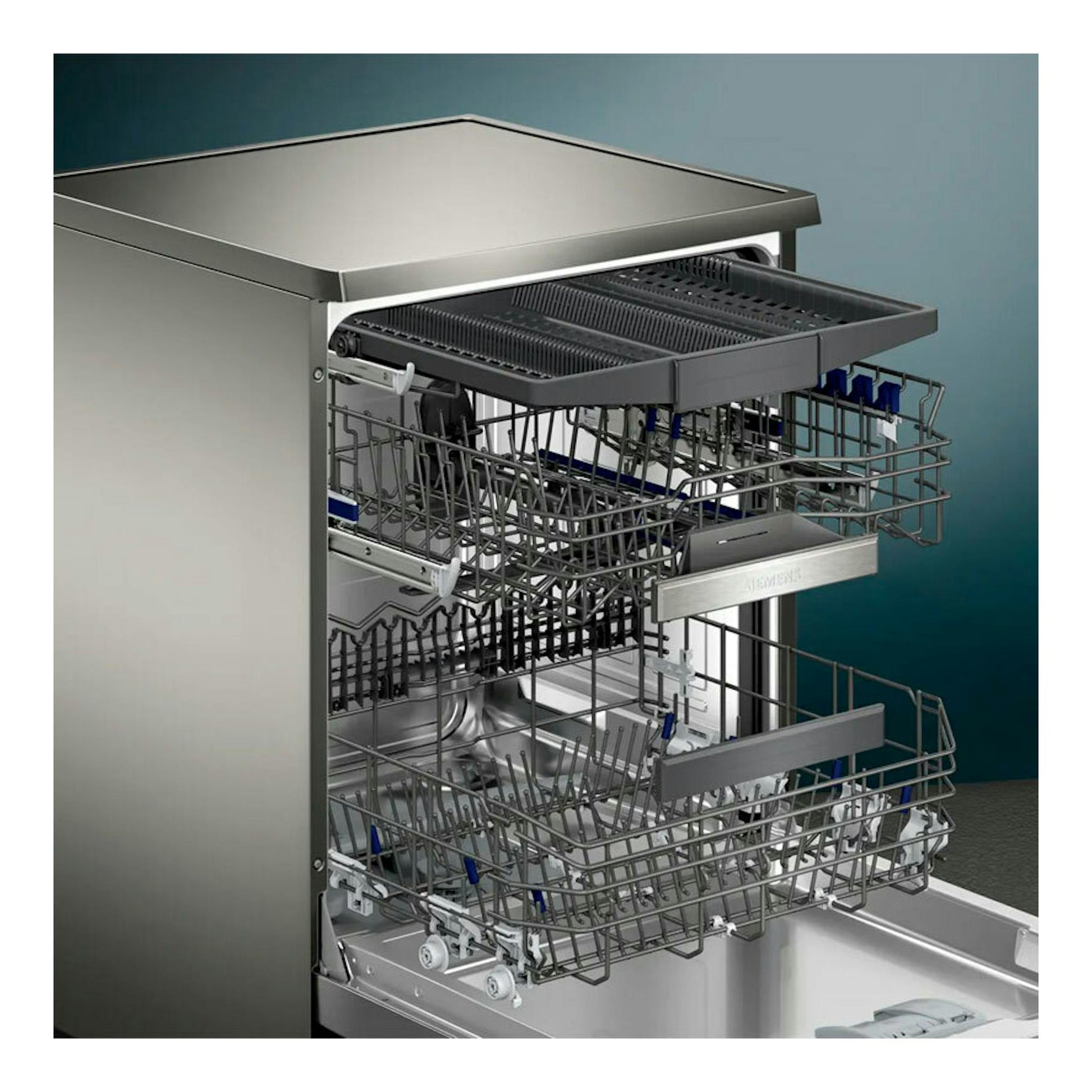 Lavavajillas Siemens SN25EI13CE inox abierto, con cestas extraíbles e interior de acero inoxidable.