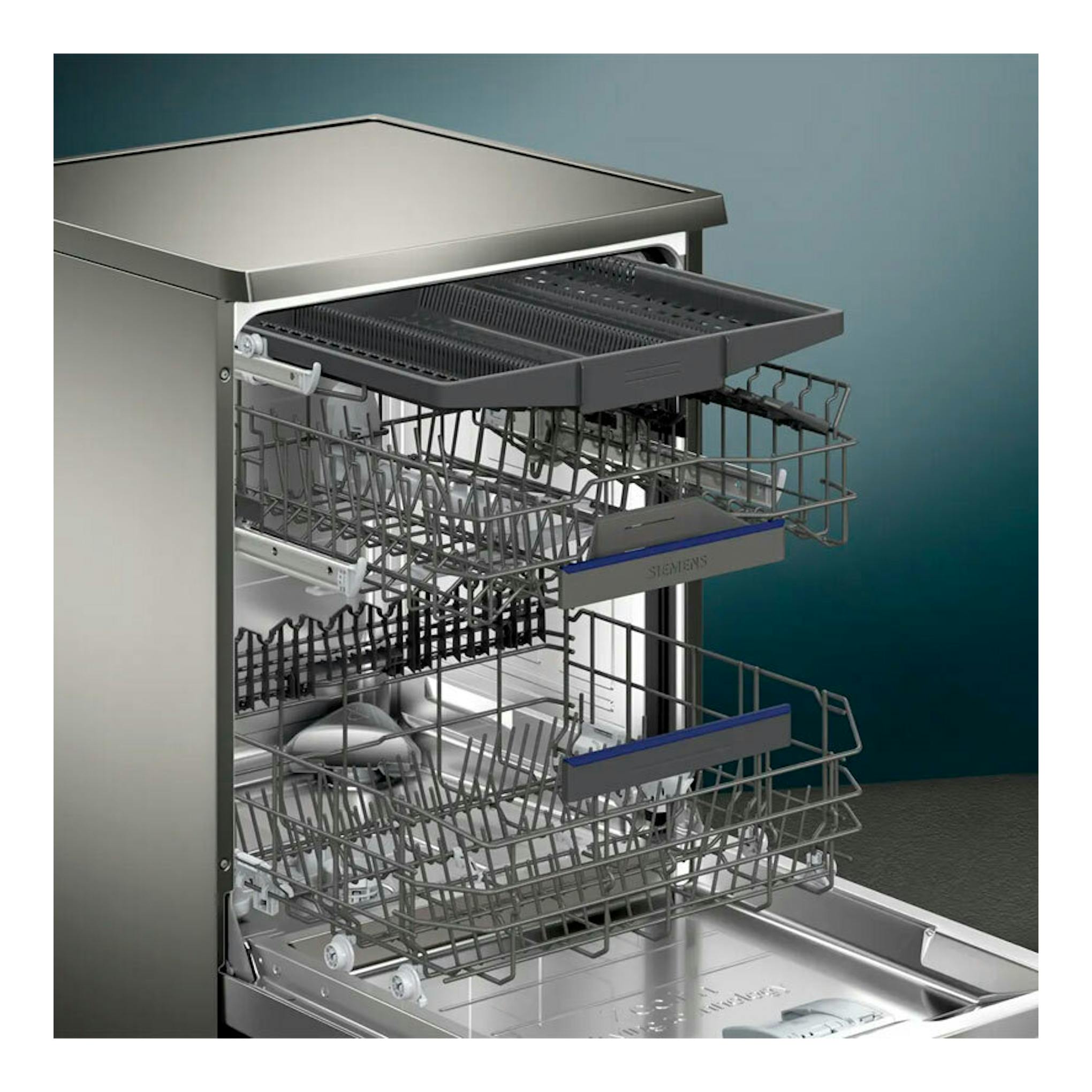 Lavavajillas Siemens SN25ZI08CE inox, vista frontal en ángulo con cestas abiertas y bandeja superior extraíble.