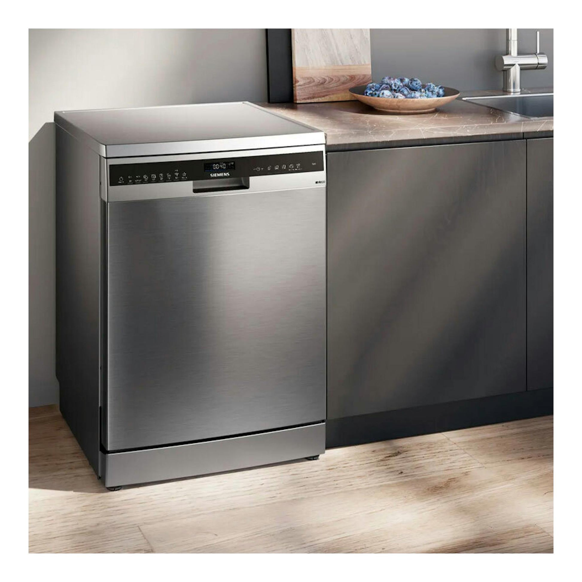 Lavavajillas Siemens SN25ZI08CE de acero inoxidable, vista frontal en cocina.