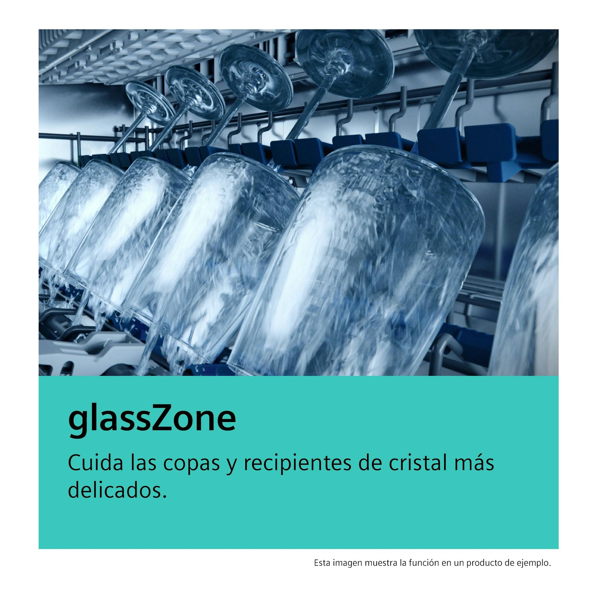 Interior de lavavajillas Siemens SN75ZX17CE con copas lavándose y texto "glassZone".