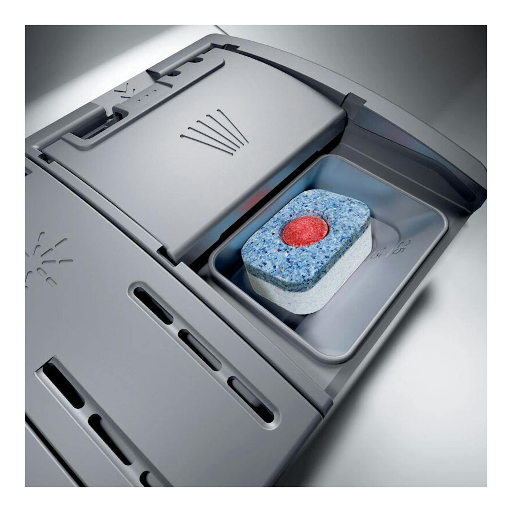 Lavavajillas Siemens SN23HW00KE, vista cenital del dispensador gris con pastilla detergente.