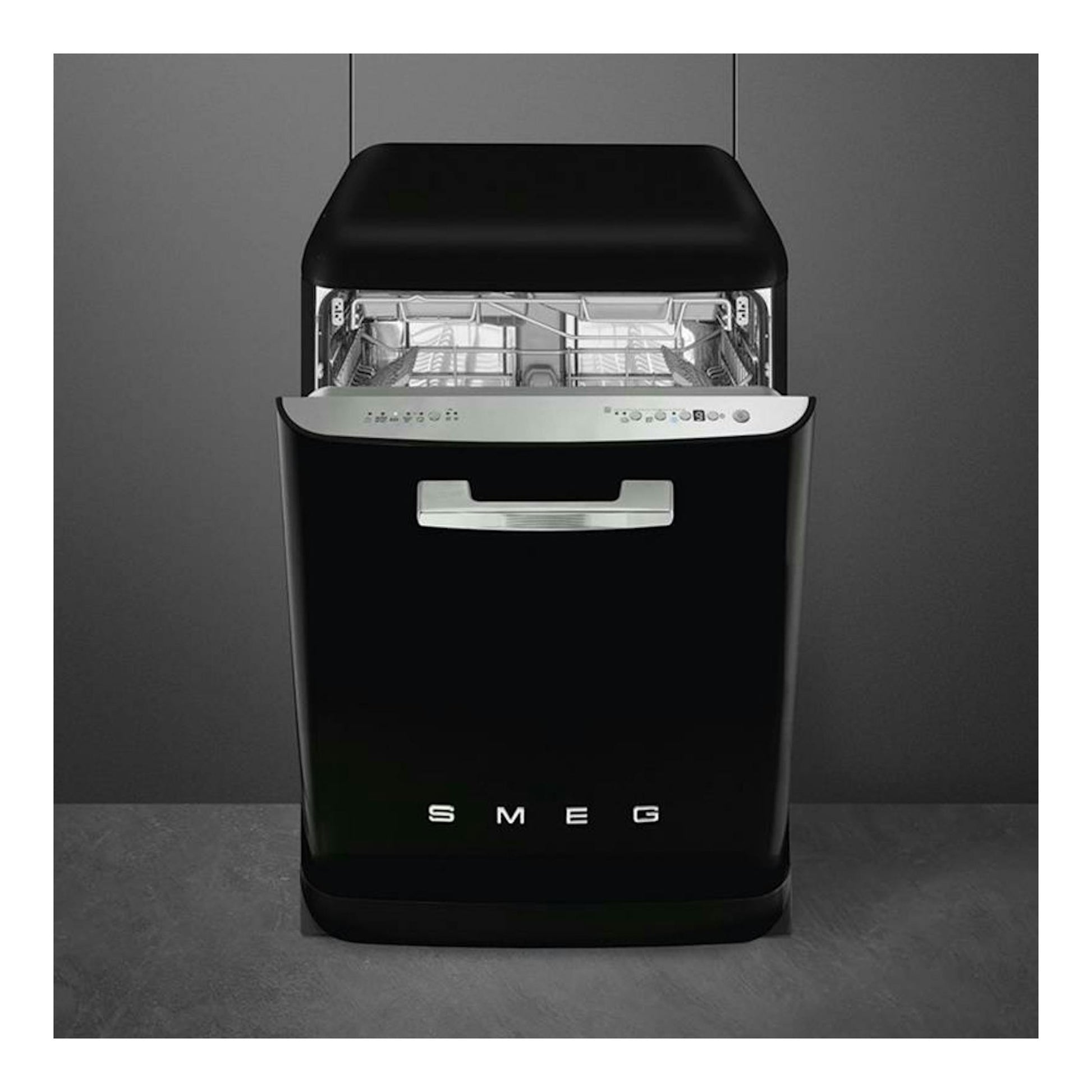 Lavavajillas Smeg LVFABBL3 negro, vista frontal, con puerta entreabierta y bandejas visibles.