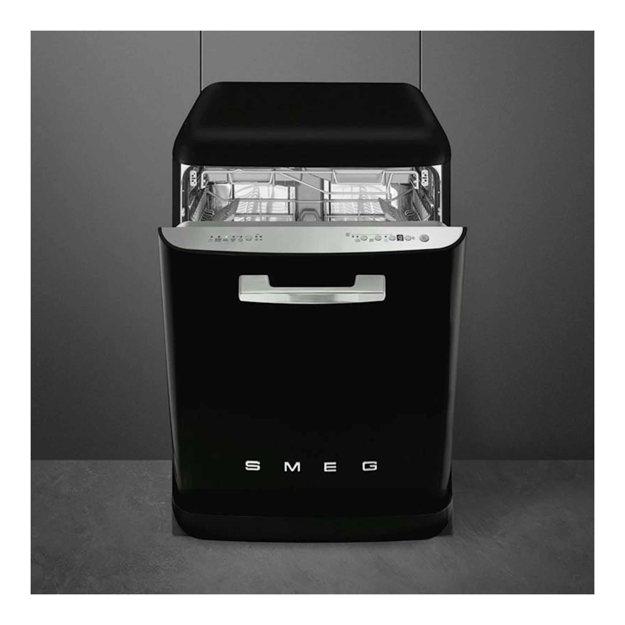 Lavavajillas Smeg LVFABBL3 negro, vista frontal, con puerta entreabierta y bandejas visibles.