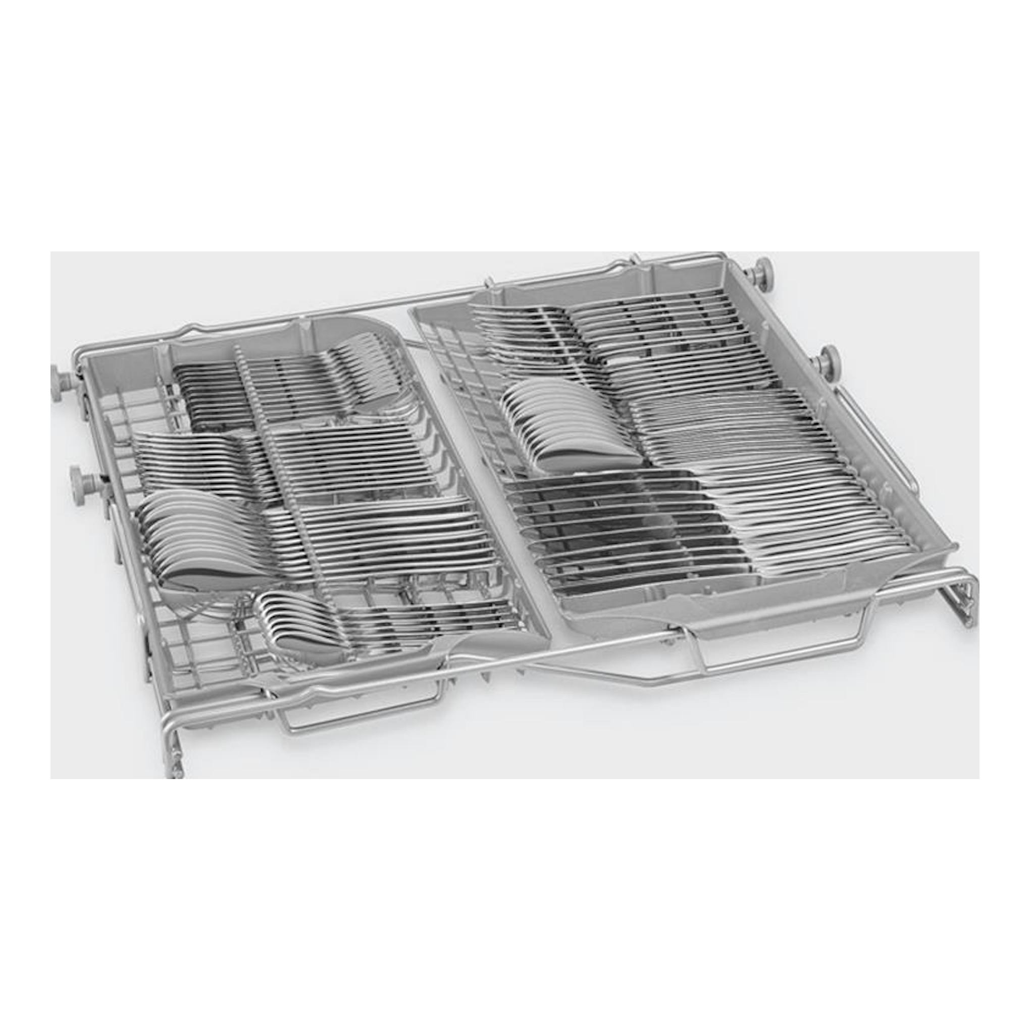 Lavavajillas Smeg LVFABBL3 de 60 cm, vista en ángulo de cestas metálicas con platos y cubiertos.