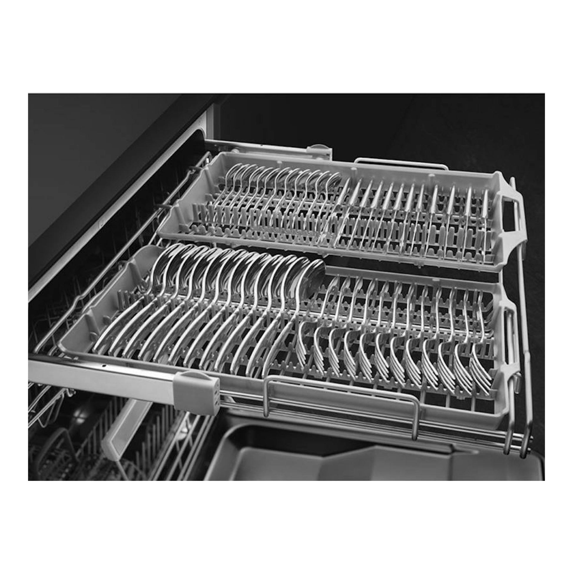 Lavavajillas Smeg LVFABBL3 negro, vista interior con cestas y soportes para platos y cubiertos.