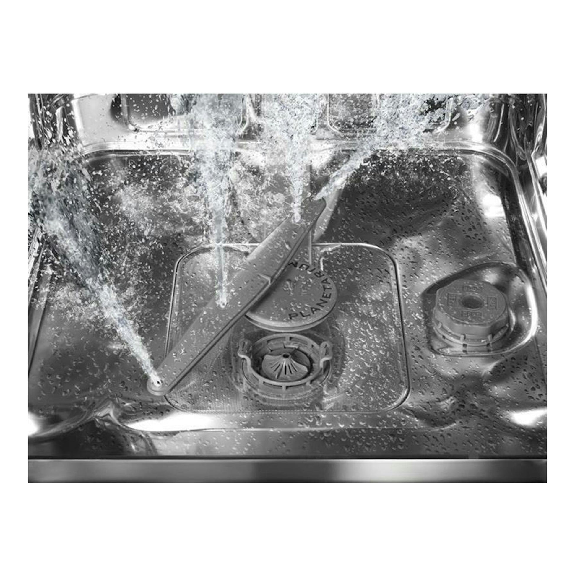 Interior de lavavajillas Smeg LVFABBL3 de acero inoxidable, con agua pulverizada sobre los brazos rociadores.