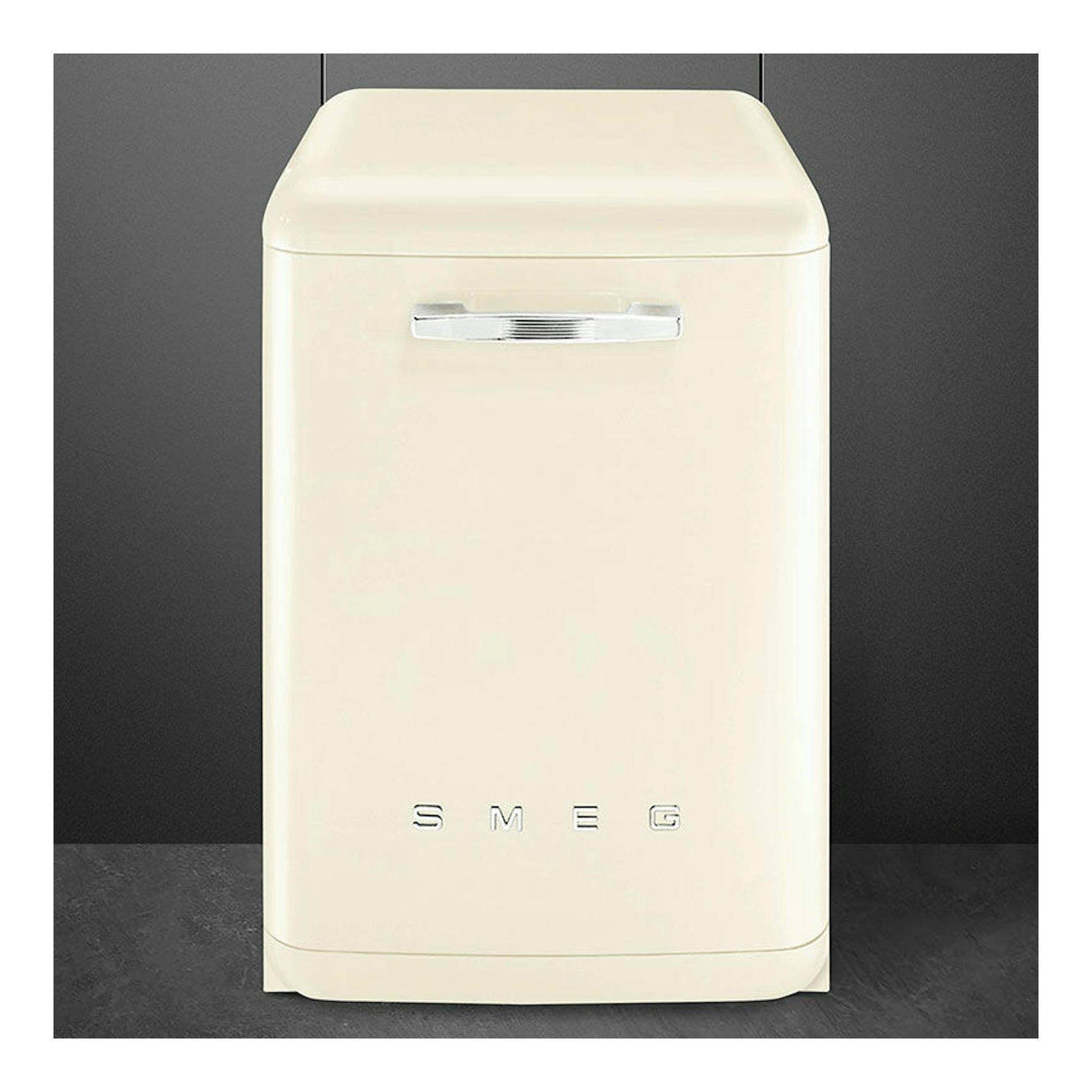 Lavavajillas Smeg LVFABCR3 crema, vista frontal, con tirador cromado y logotipo Smeg en la parte inferior.