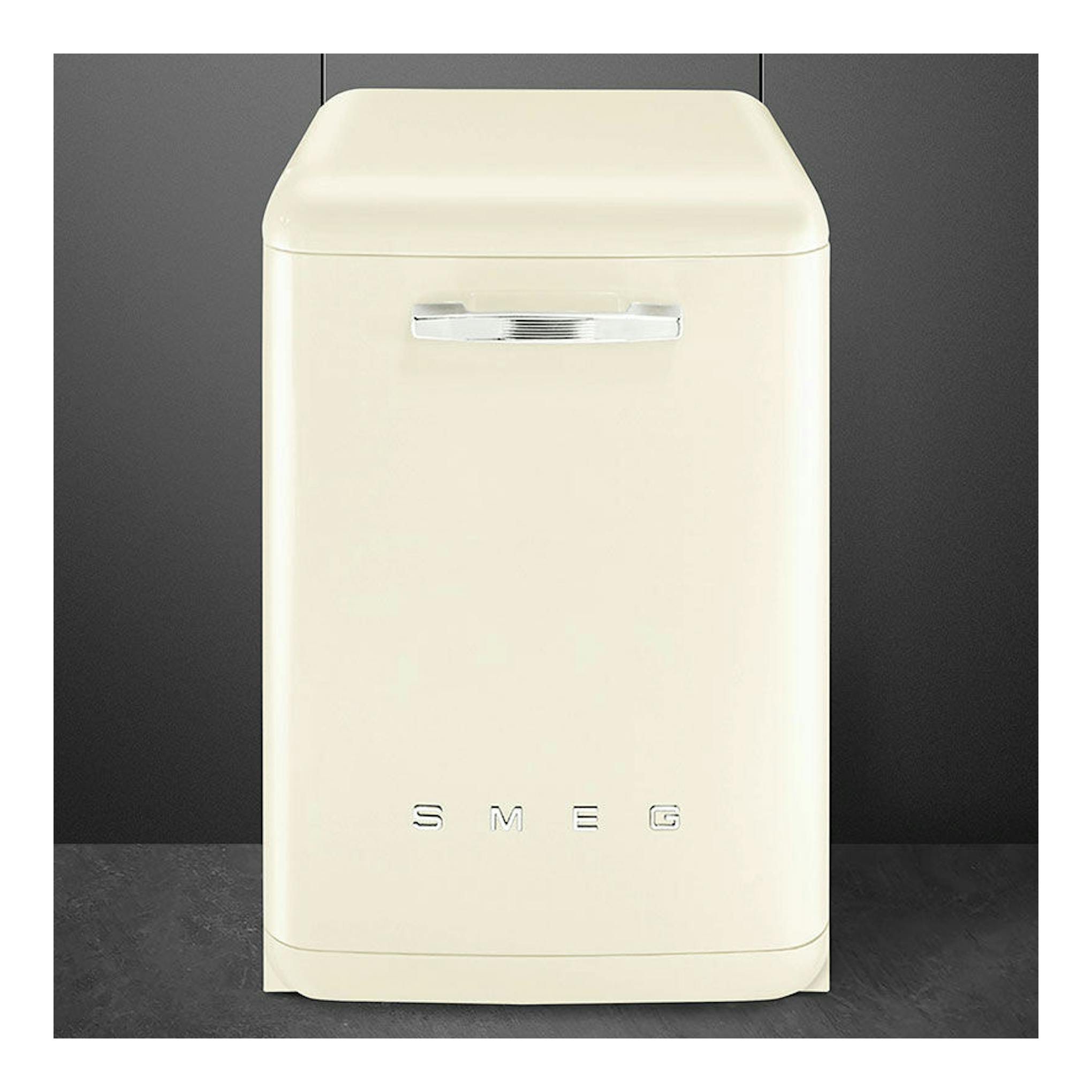 Lavavajillas Smeg LVFABCR3 crema, vista frontal, con tirador cromado y logotipo Smeg en la parte inferior.