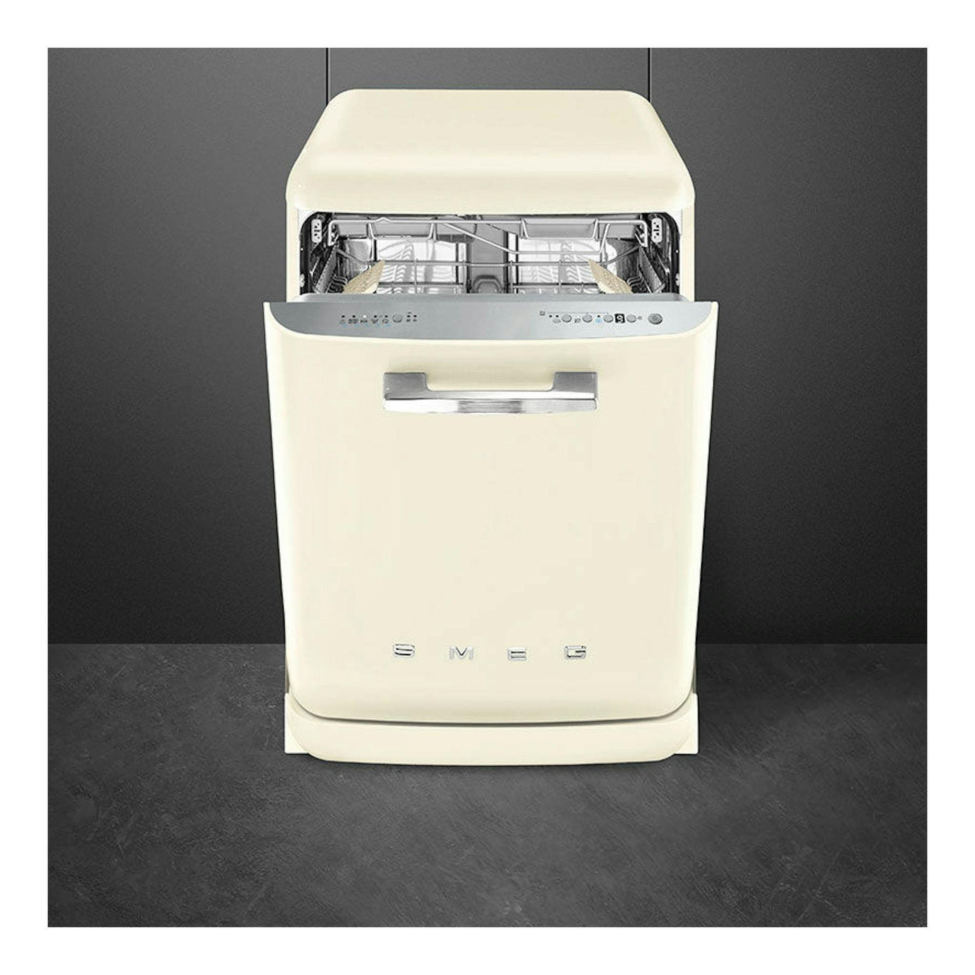 Lavavajillas Smeg LVFABCR3 crema, vista frontal con la puerta entreabierta y el interior visible.