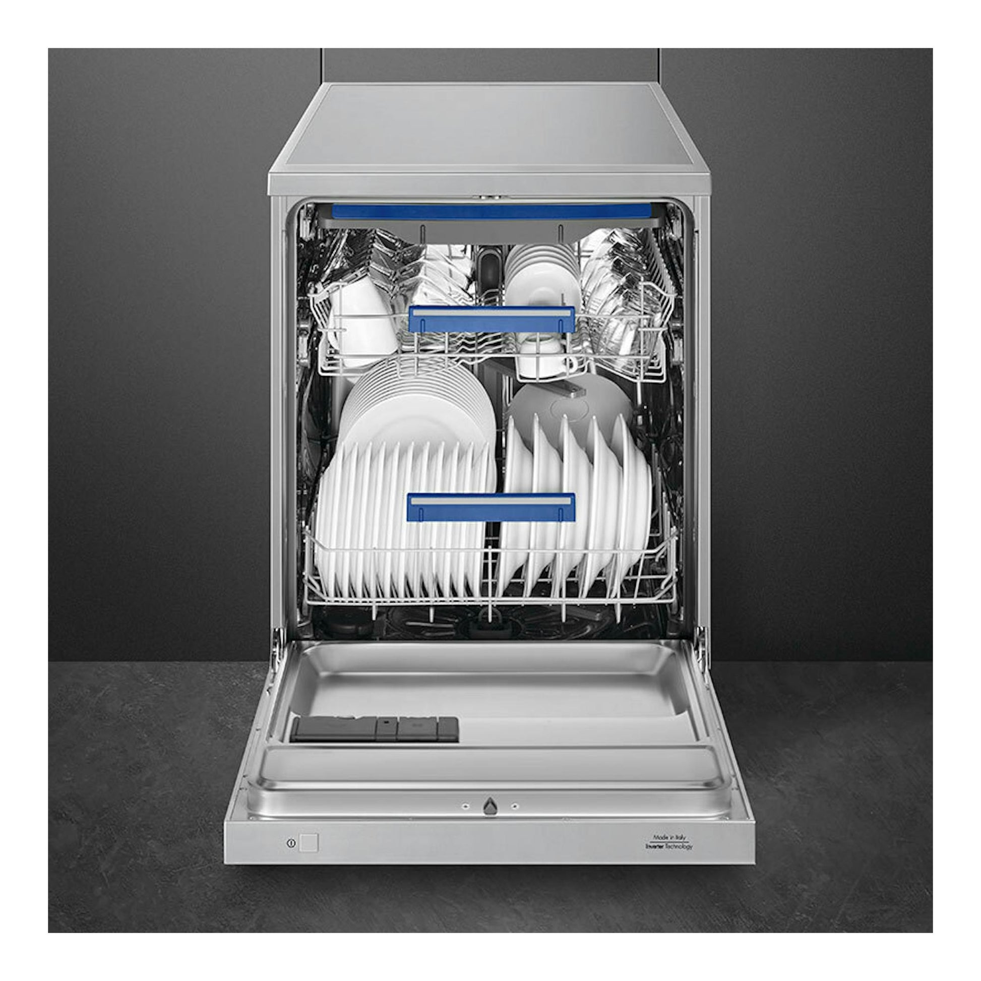 Lavavajillas integrado Smeg LVS342CQSX de 60 cm, puerta abatida y cestas con platos y vasos, vista frontal.