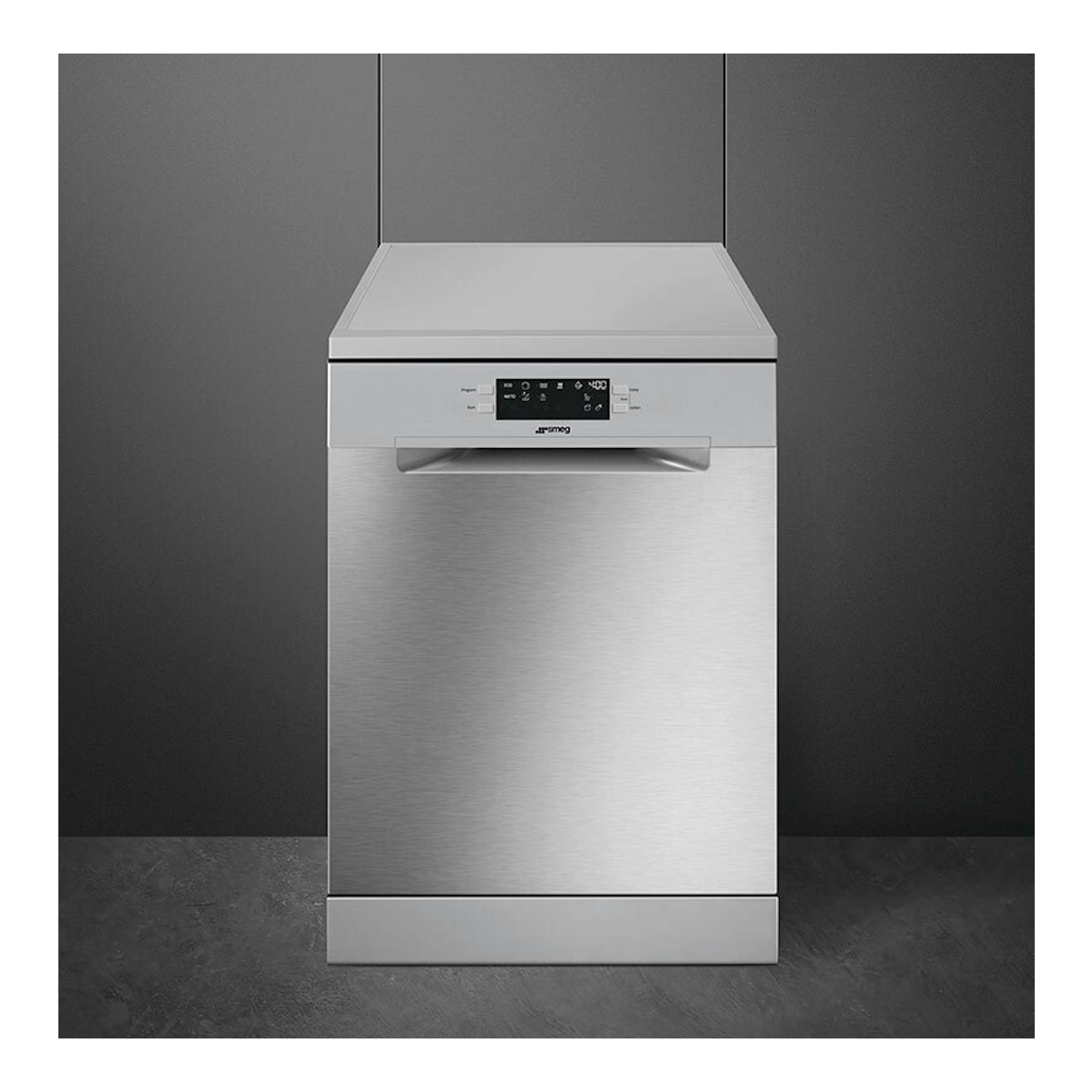 Lavavajillas Smeg LVS342CQSX de acero inoxidable, vista frontal, con panel de control superior.
