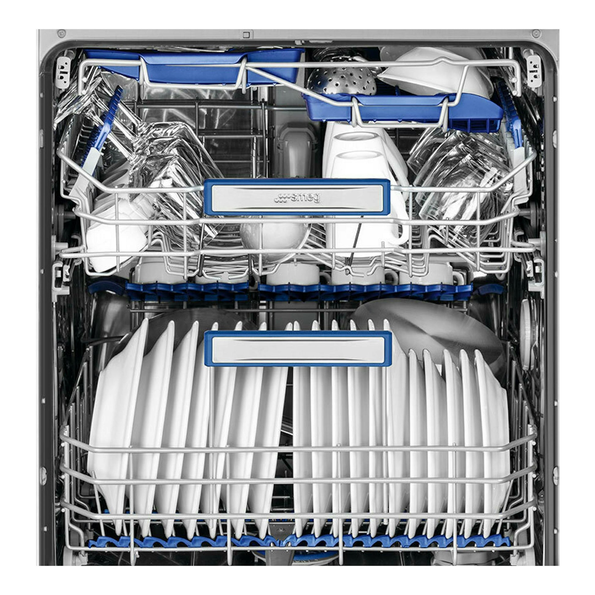 Lavavajillas Smeg LVS345BQSTX de 60 cm, vista frontal abierta del interior, con cestas llenas de platos y copas.