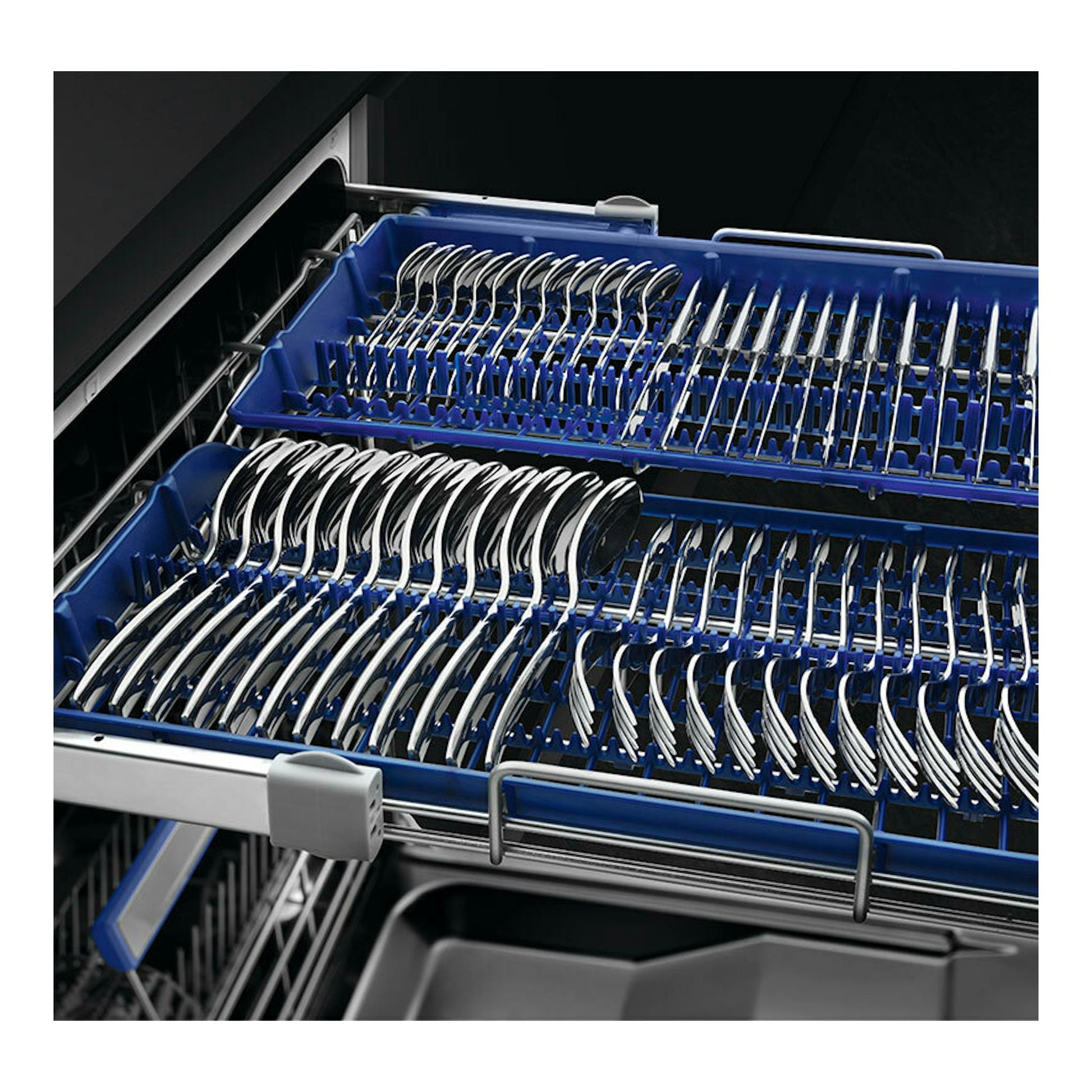 Lavavajillas Smeg LVS345BQSTX abierto, con cestas azules para cubiertos y platos en vista frontal.