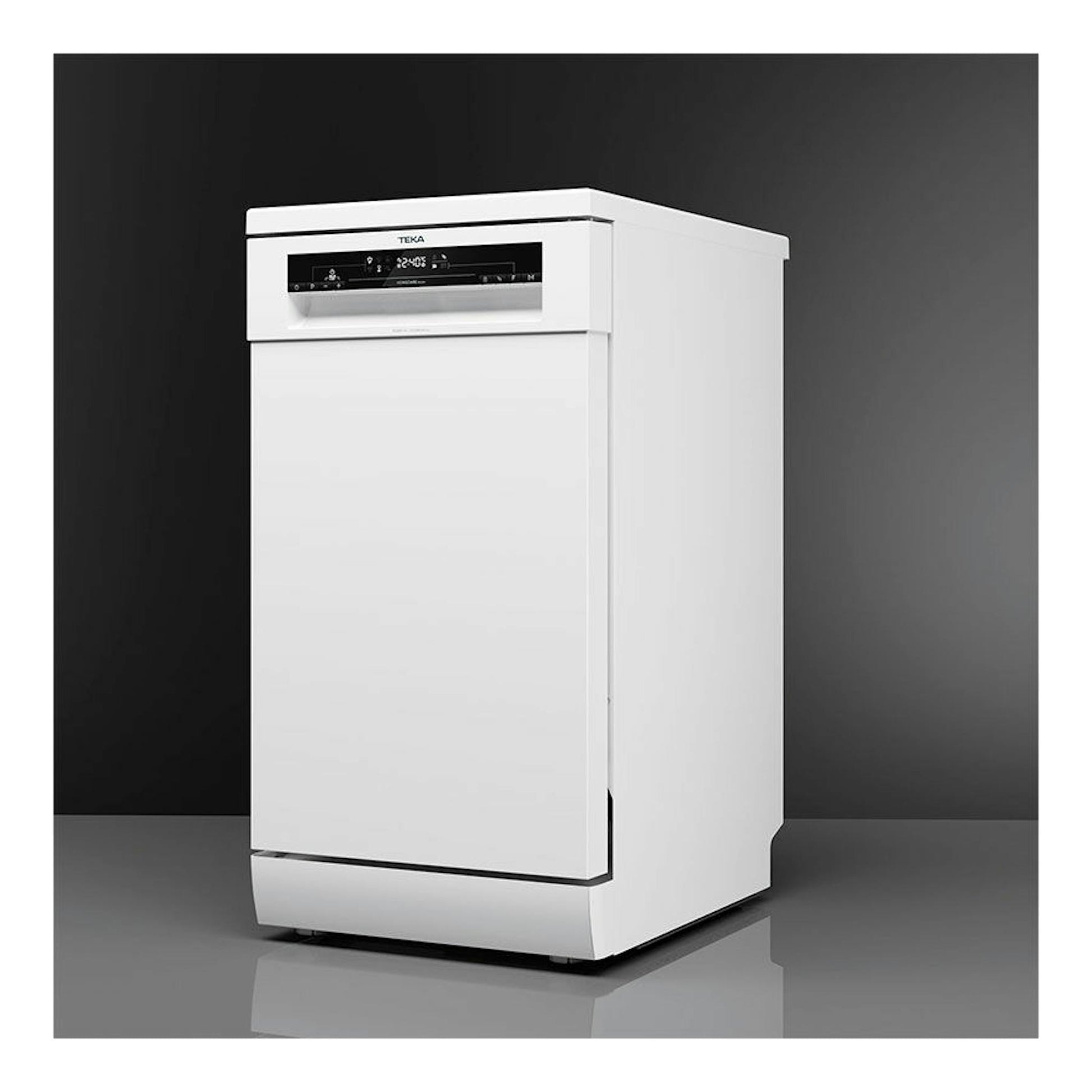 Lavavajillas Teka DFS24610 blanco, vista frontal ligeramente en ángulo, con panel superior negro.