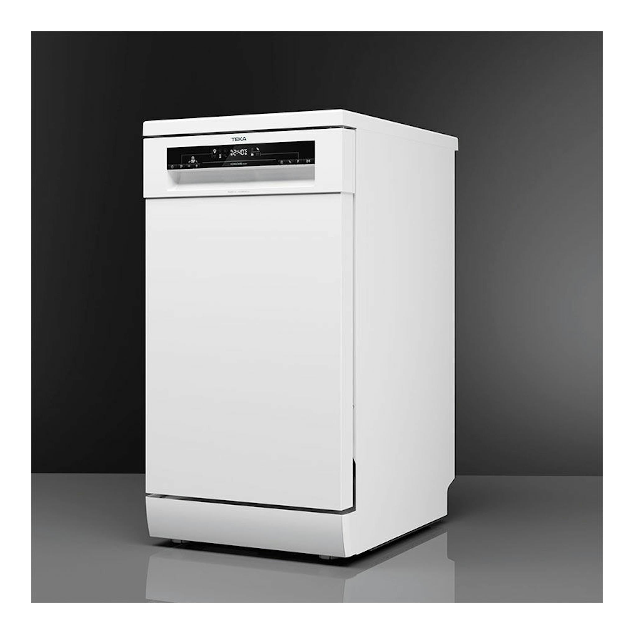Lavavajillas Teka DFS24610 blanco, vista frontal ligeramente en ángulo, con panel superior negro.
