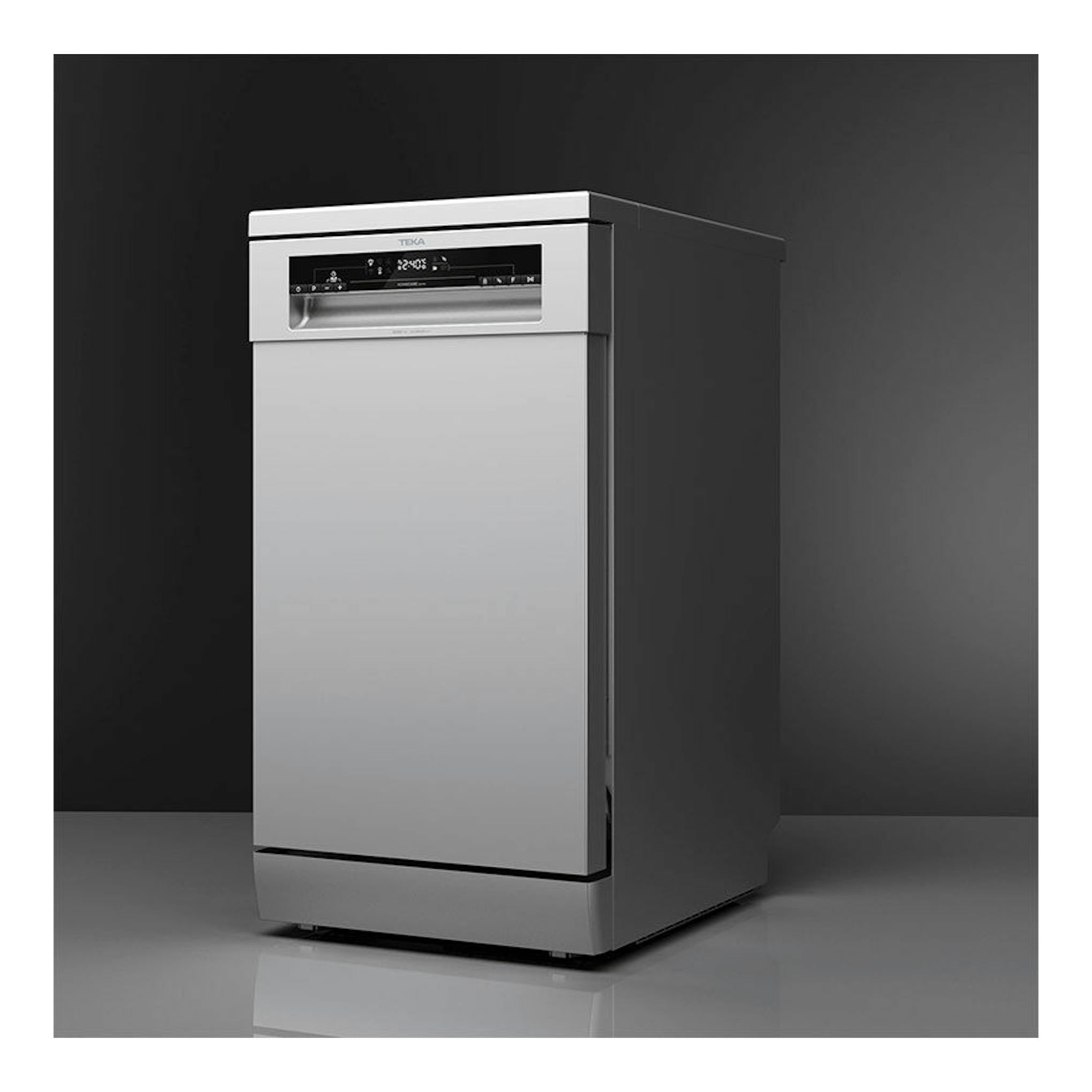 Lavavajillas Teka DFS24650 inox de 45 cm, vista frontal en ángulo, con panel superior visible.
