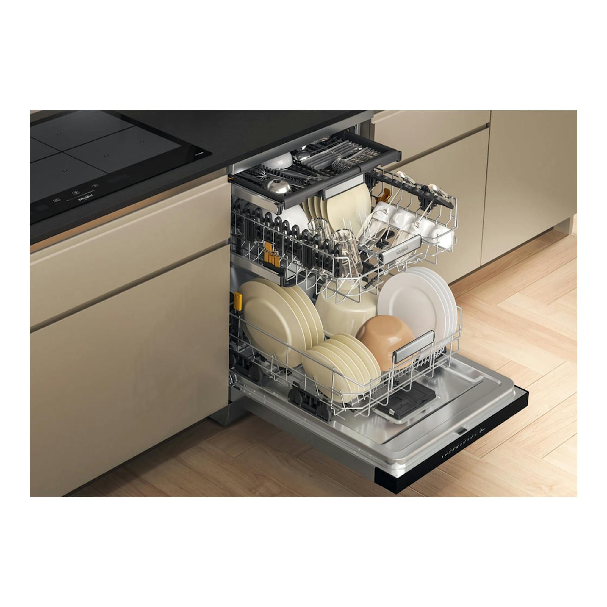 Lavavajillas Whirlpool W7F HP43 X de inox, puerta abierta, con dos cestas llenas de vajilla en cocina.