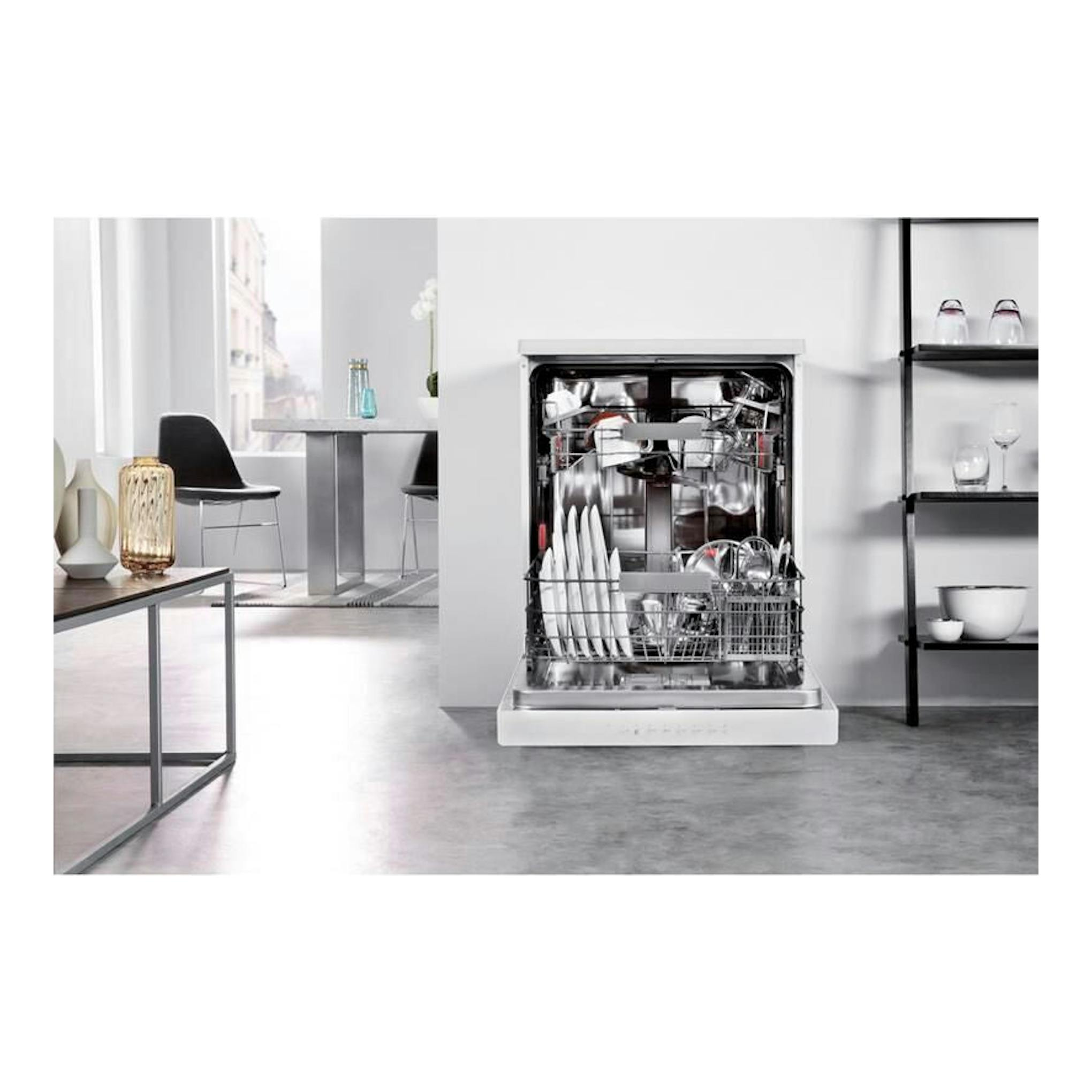 Lavavajillas Whirlpool WFC3C26P de 60 cm, abierto, con cestas de vajilla, vista frontal.