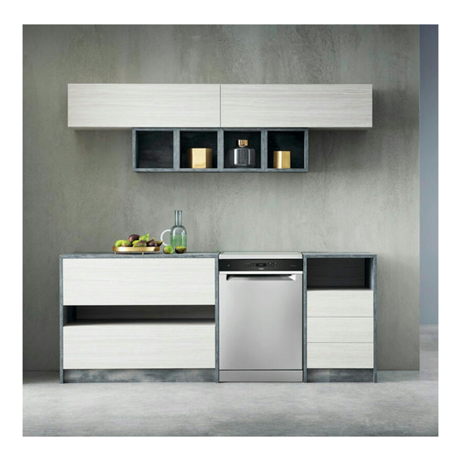 Lavavajillas Whirlpool WFO3O41PLX de acero inoxidable, vista frontal, integrado en cocina moderna.